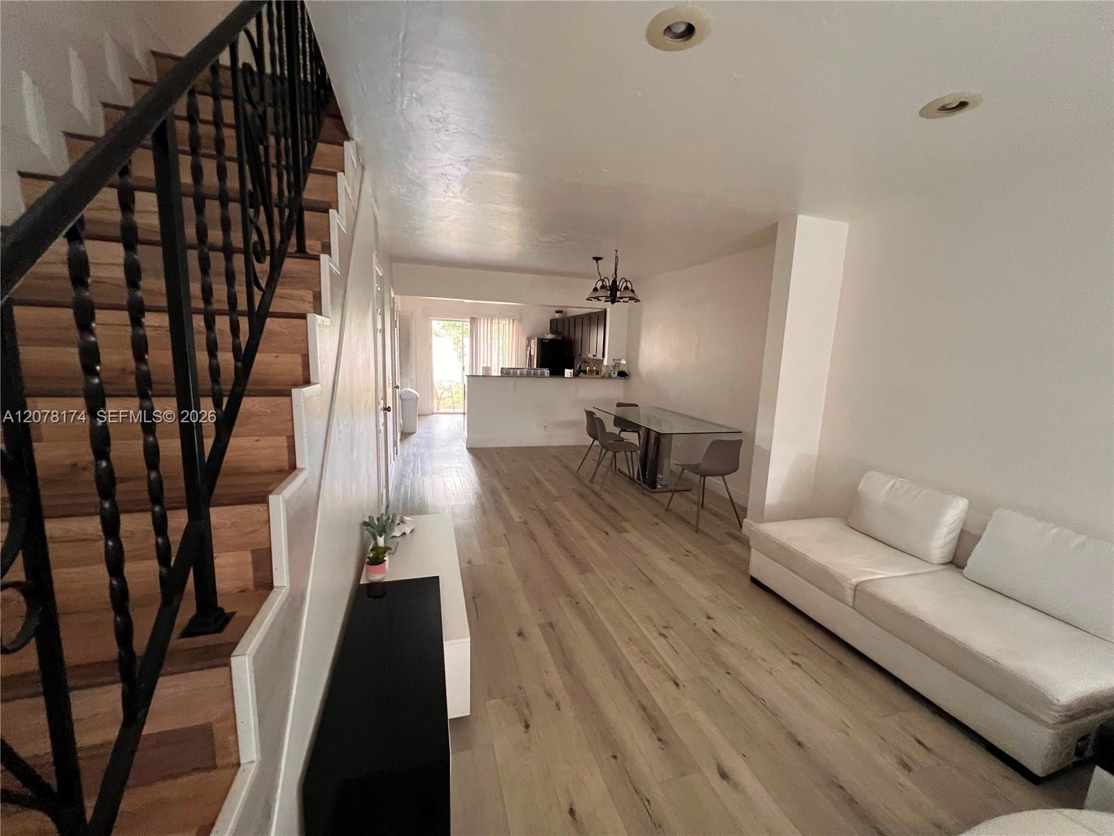 2442 SW 58 — Photo 4