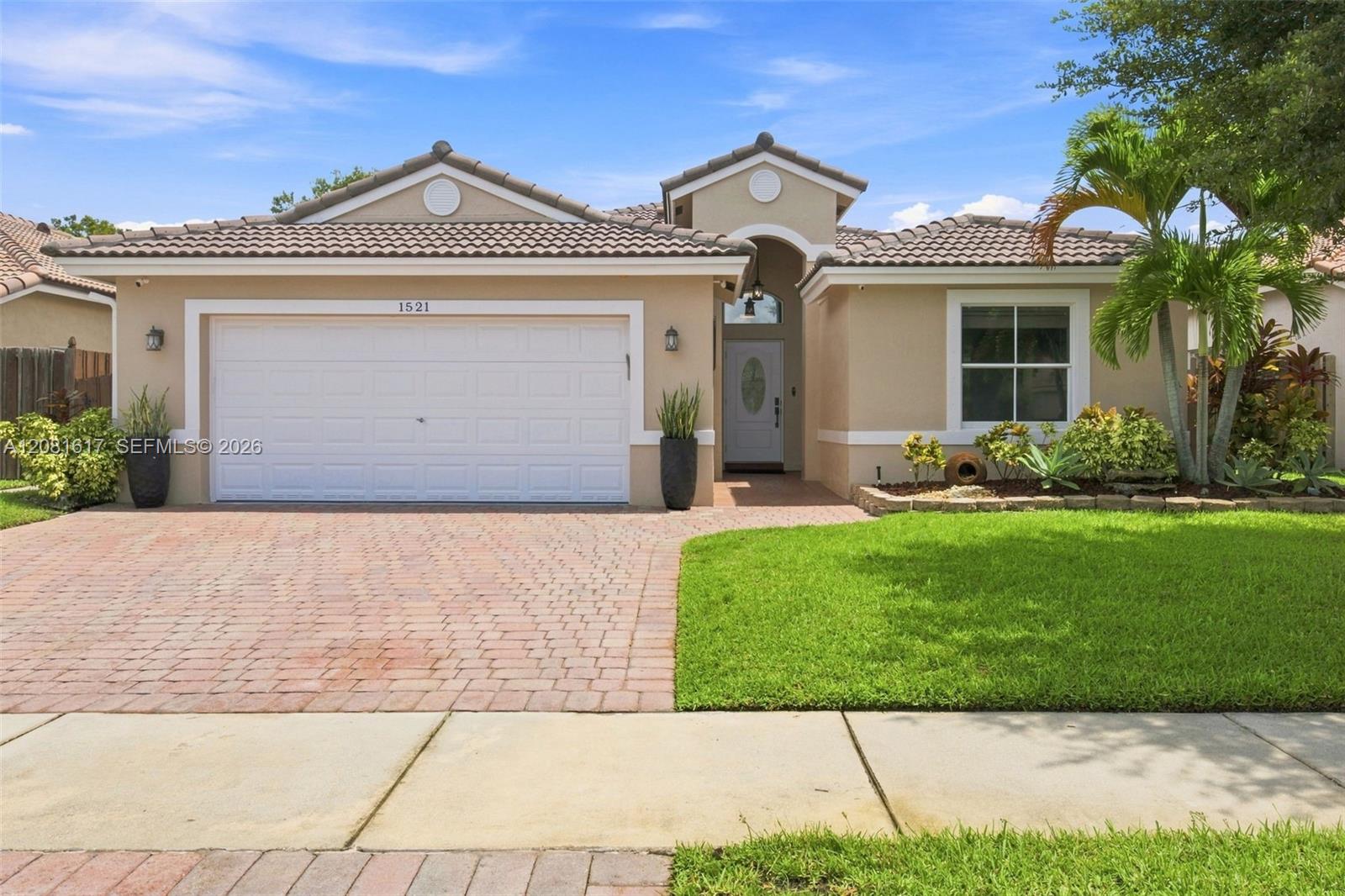 1521 SW 194th Ter — Photo 3