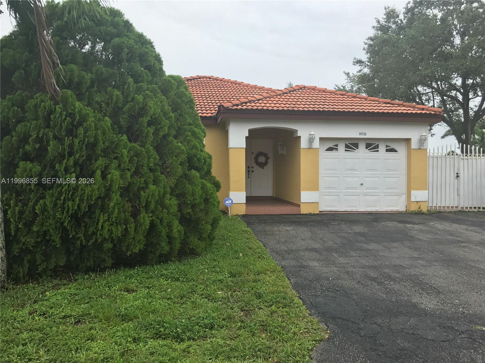 19712 NW 82nd Pl, Hialeah FL 33015