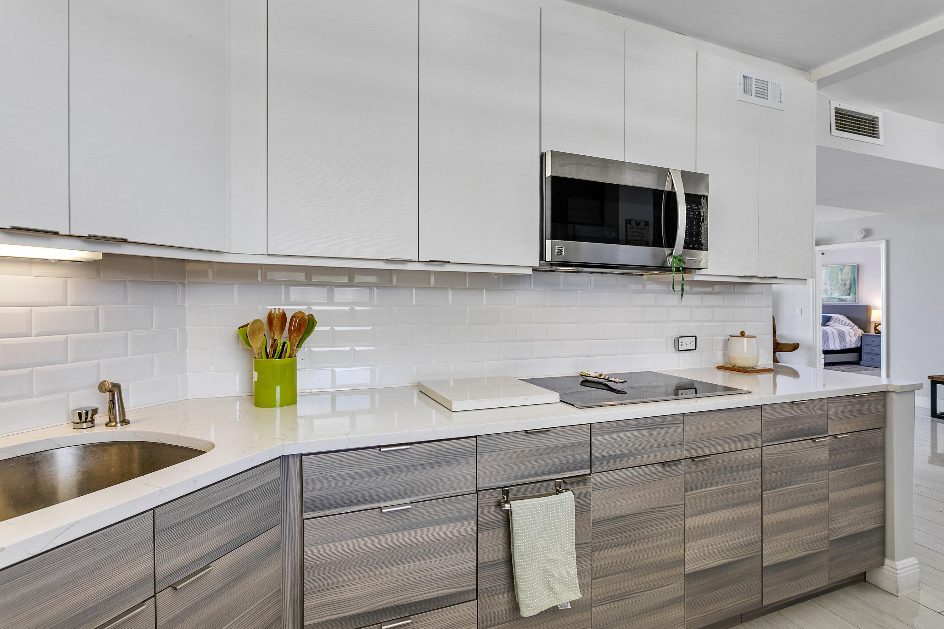 132 LAKESHORE Drive # 220 — Photo 2