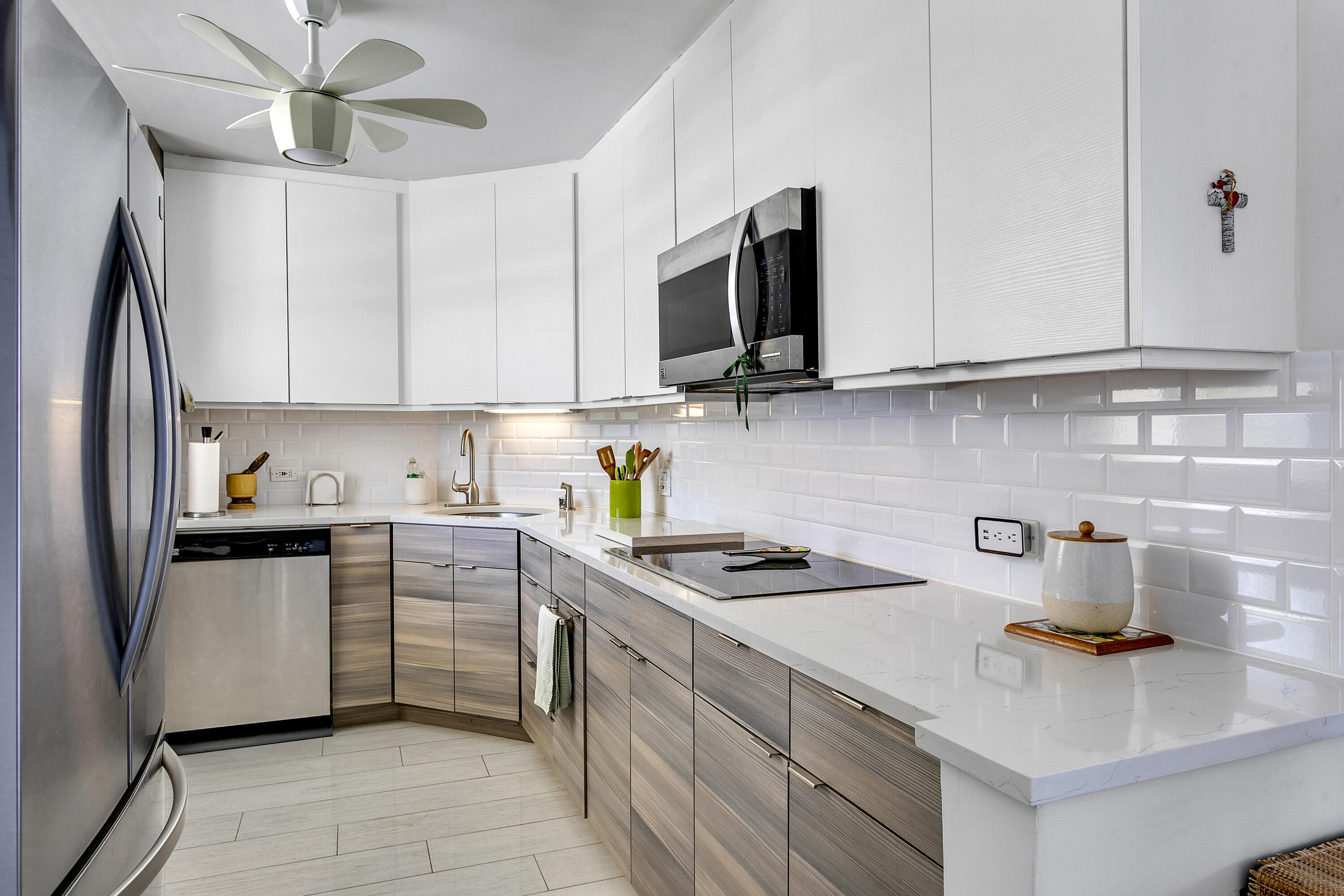 132 LAKESHORE Drive # 220 — Photo 3