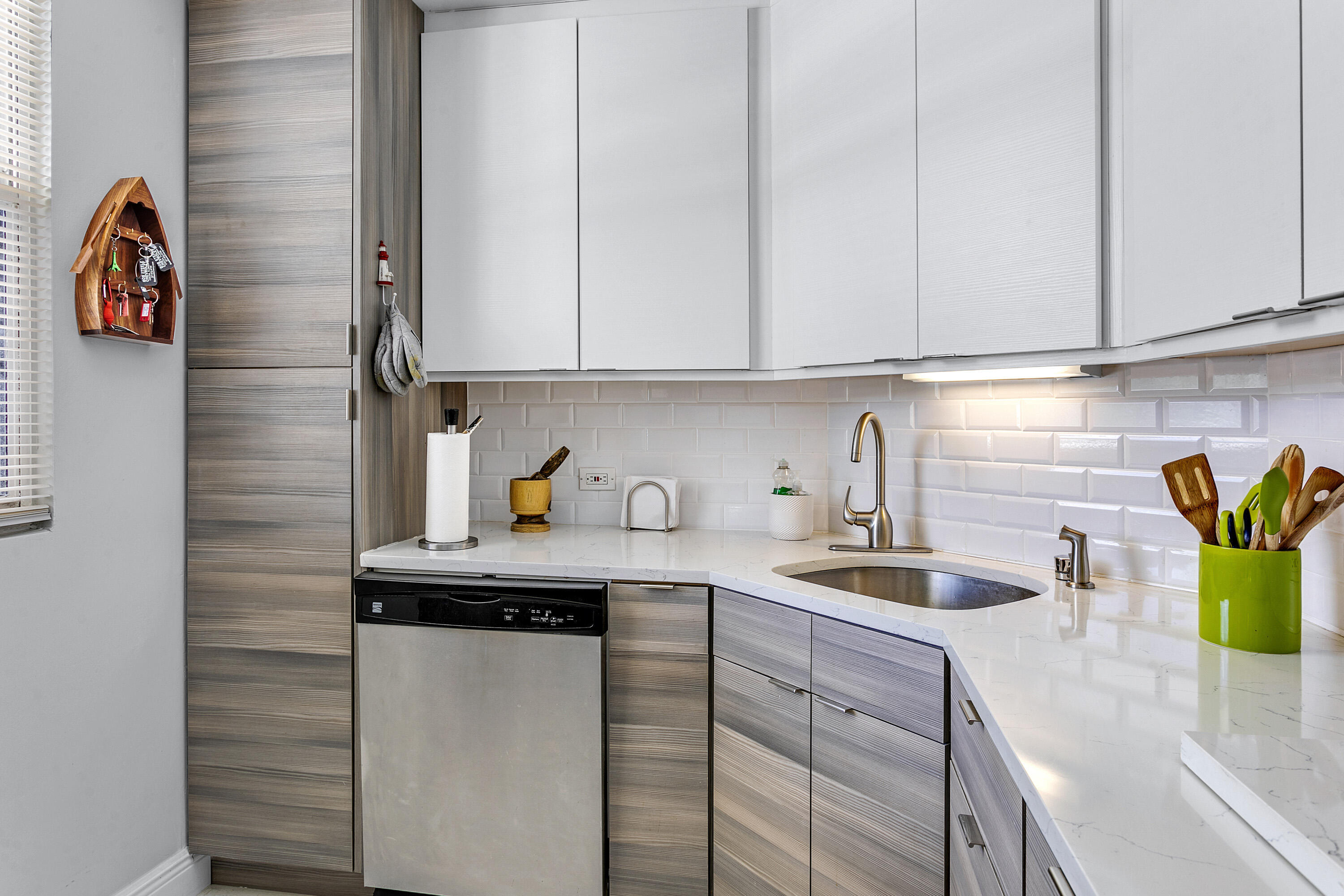 132 LAKESHORE Drive # 220 — Photo 5