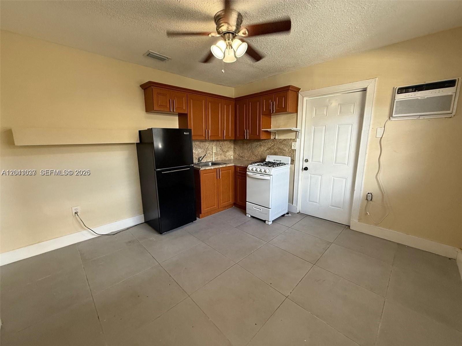 2339 NW 35th St - Efficiency — Photo 2