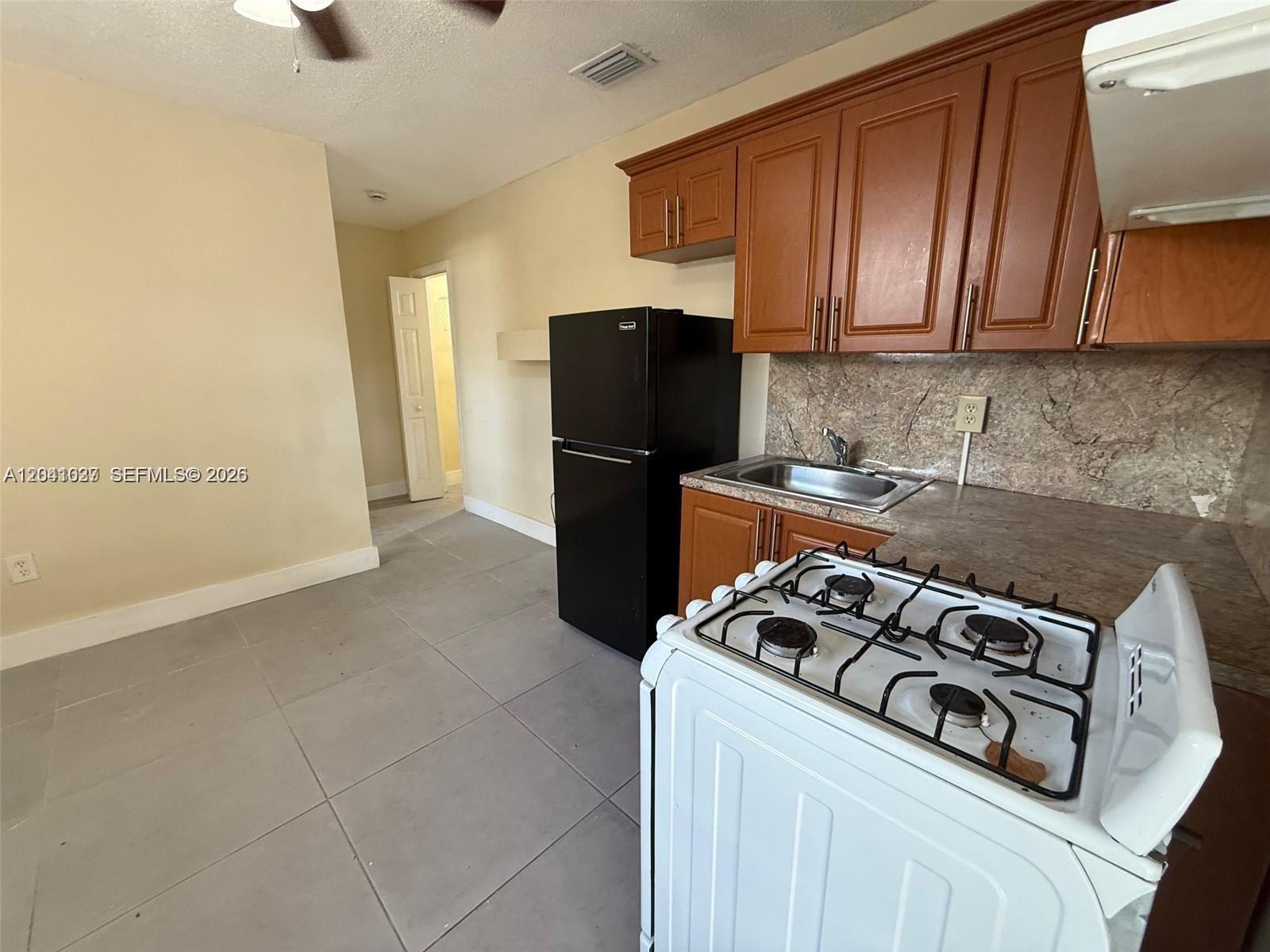 2339 NW 35th St - Efficiency — Photo 3