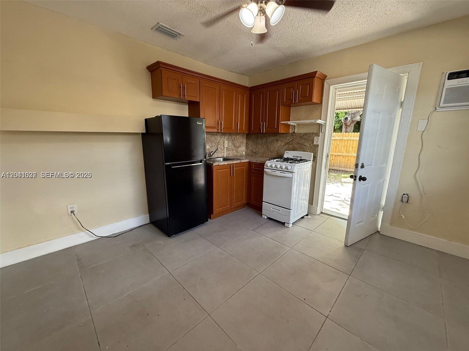 2339 NW 35th St - Efficiency — Photo 4