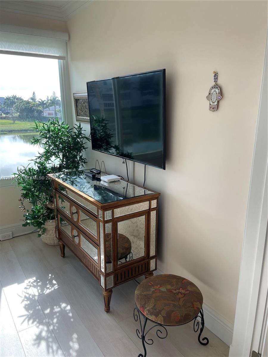 2091 yarmouth e # 2091 — Photo 3