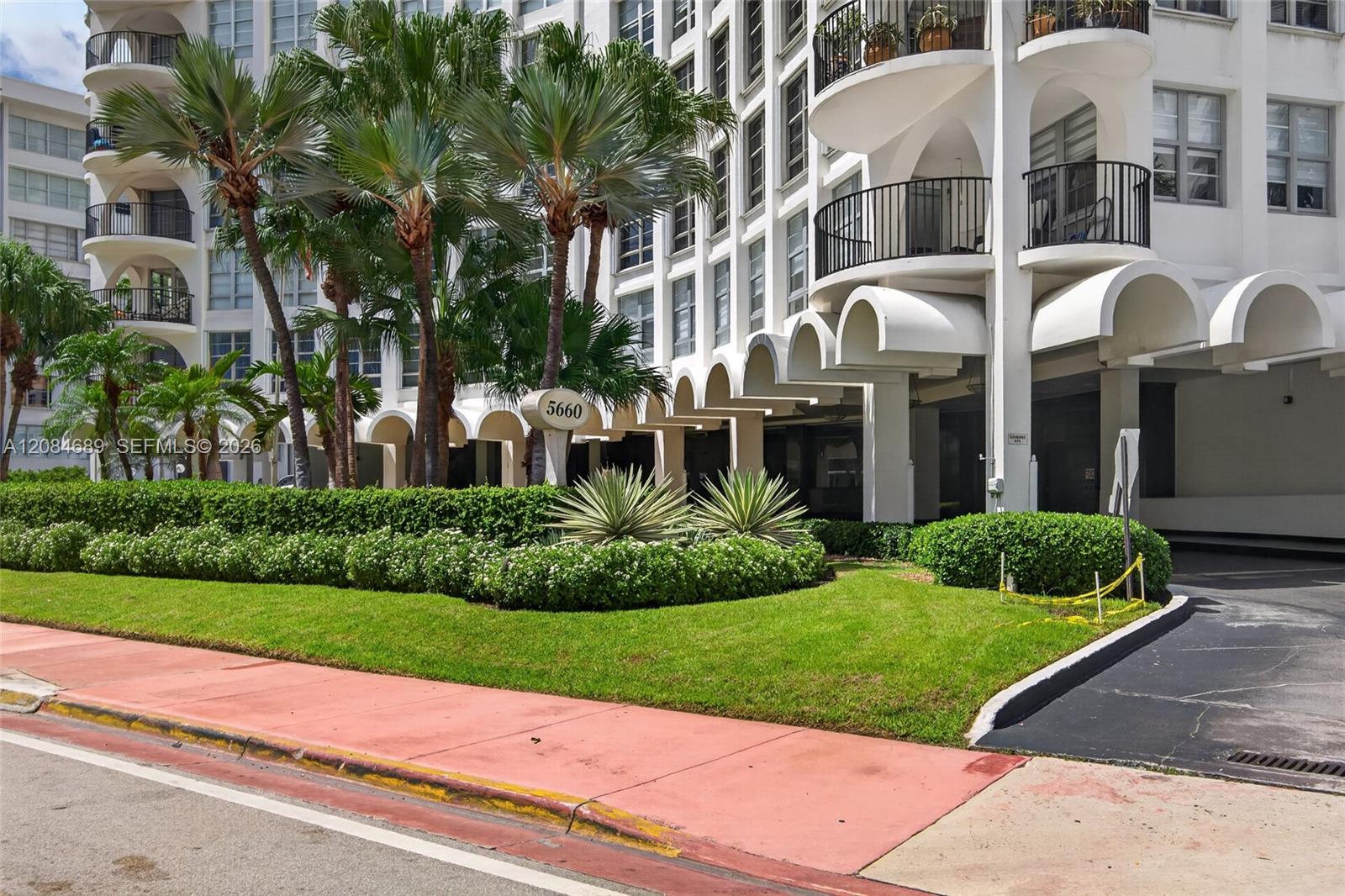 5660 W Collins Ave # 6D — Photo 2