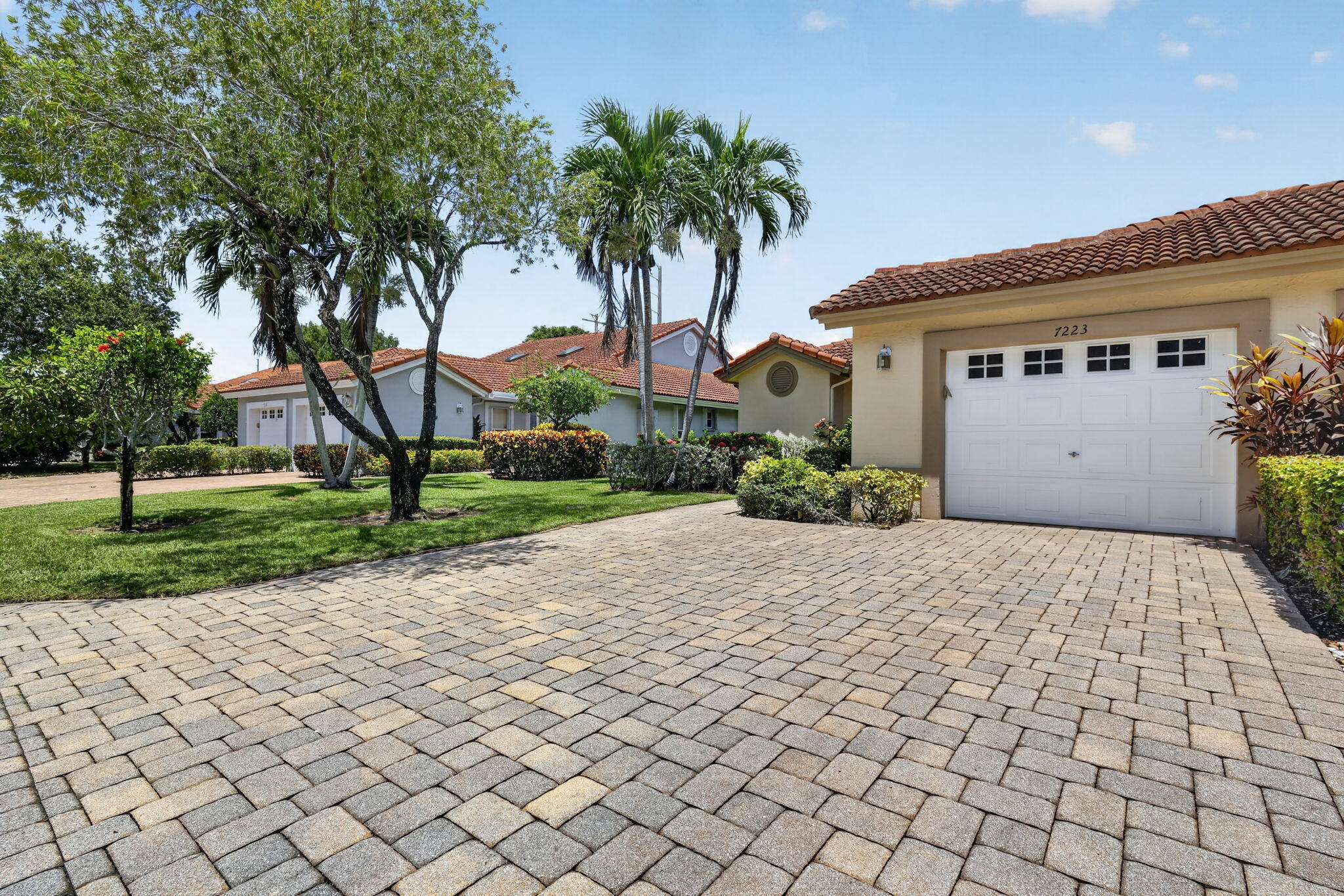7223 Summer Tree Drive — Photo 2