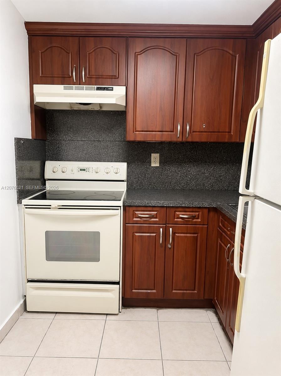 666 W 81st St # 103 — Photo 2
