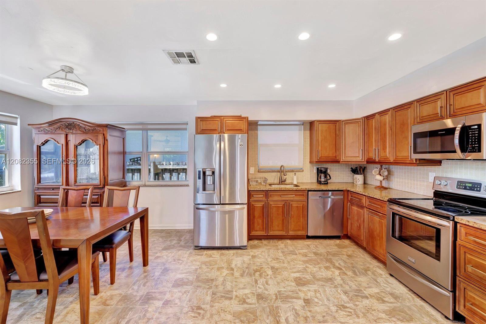 45 SE 14th St # 1 — Photo 4