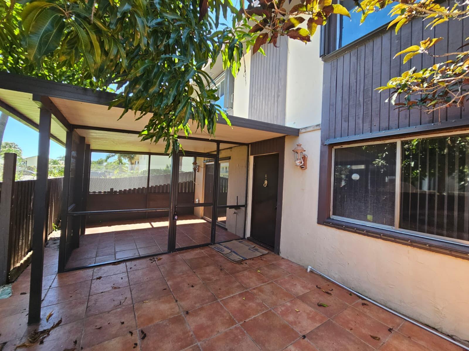 2148 SHERWOOD_ENTRANCE2