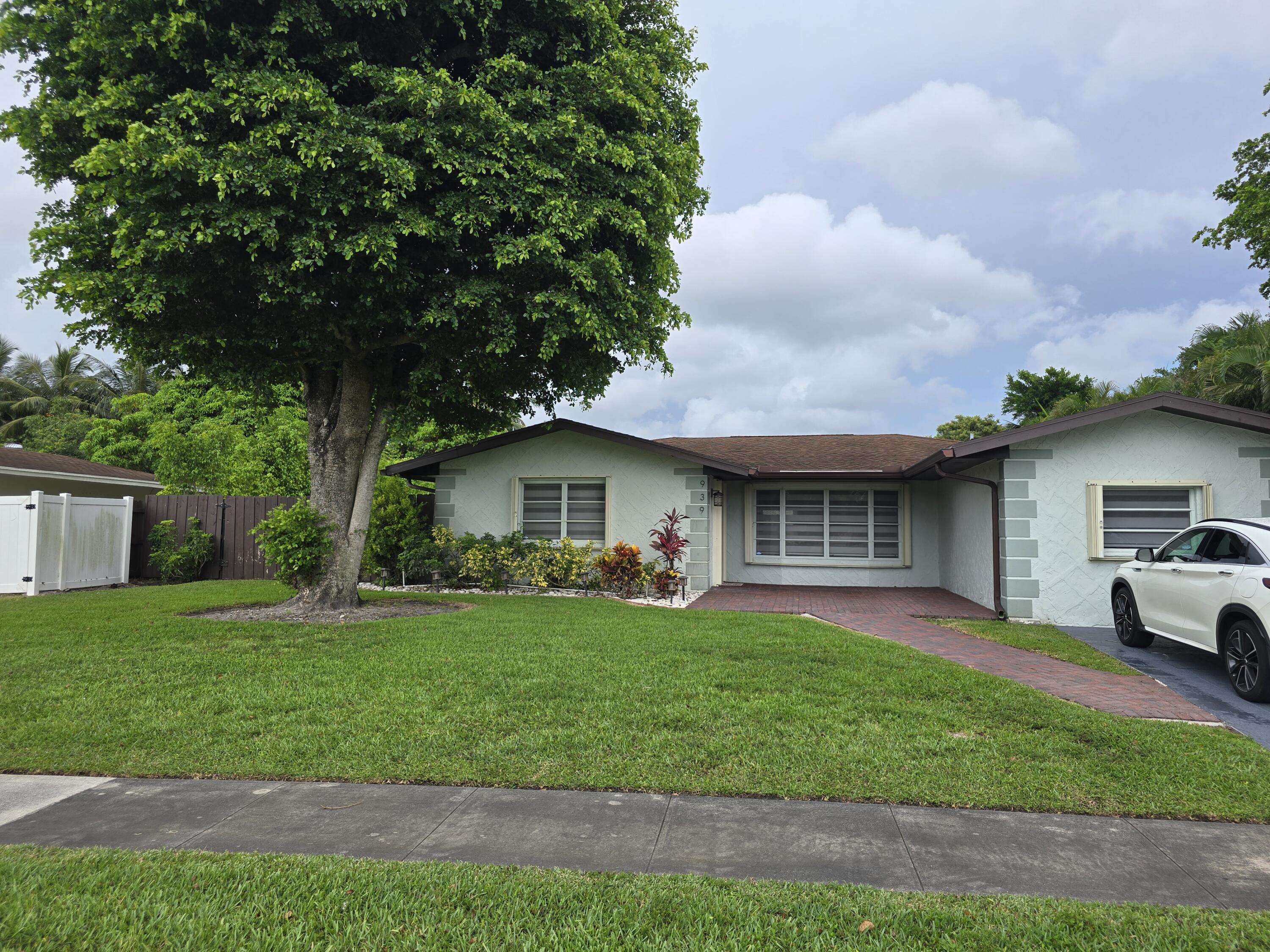 939 HIBISCUS Drive, Royal Palm Beach FL 33411
