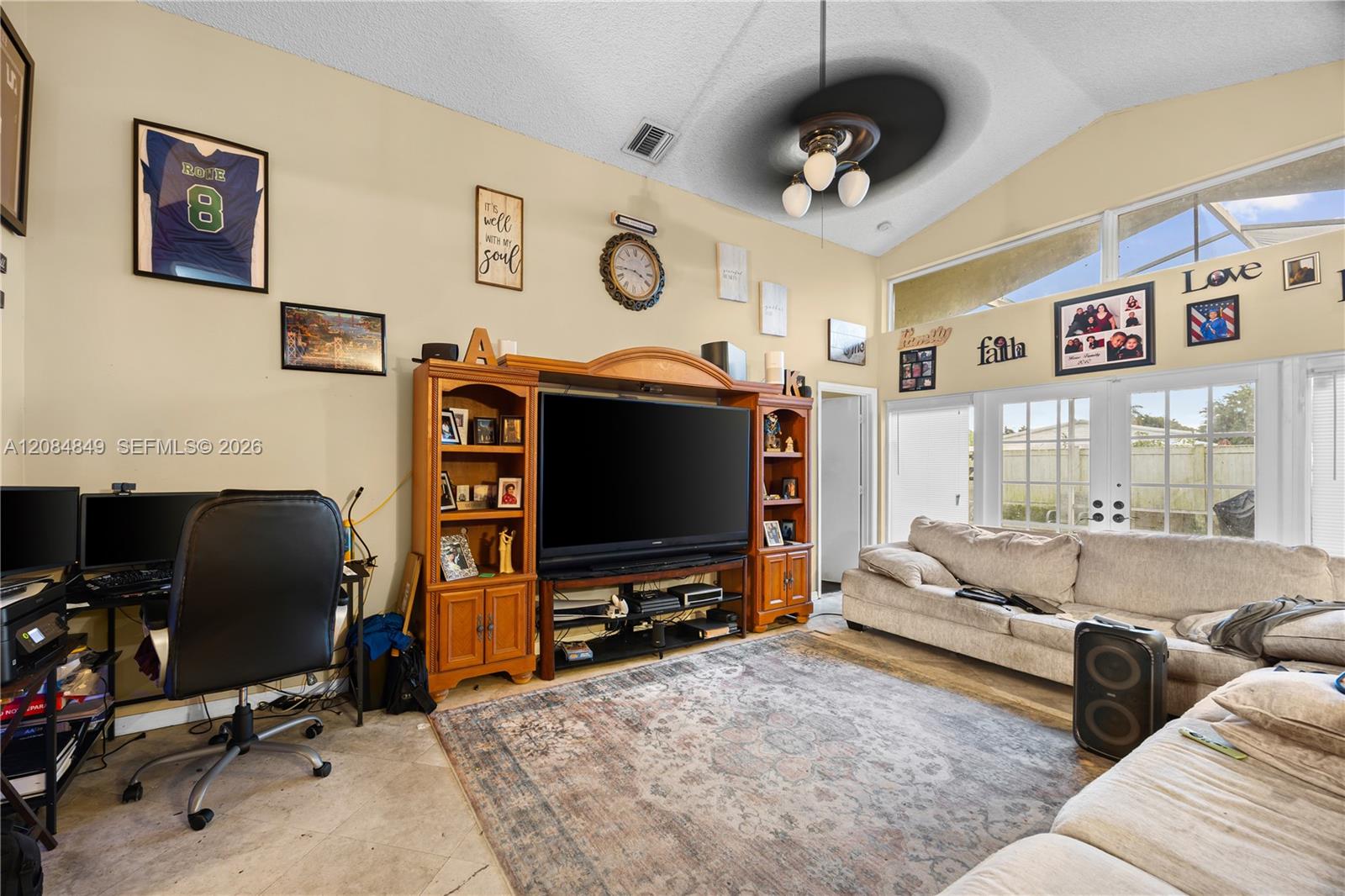 1065 W Fairfax Cir W — Photo 2