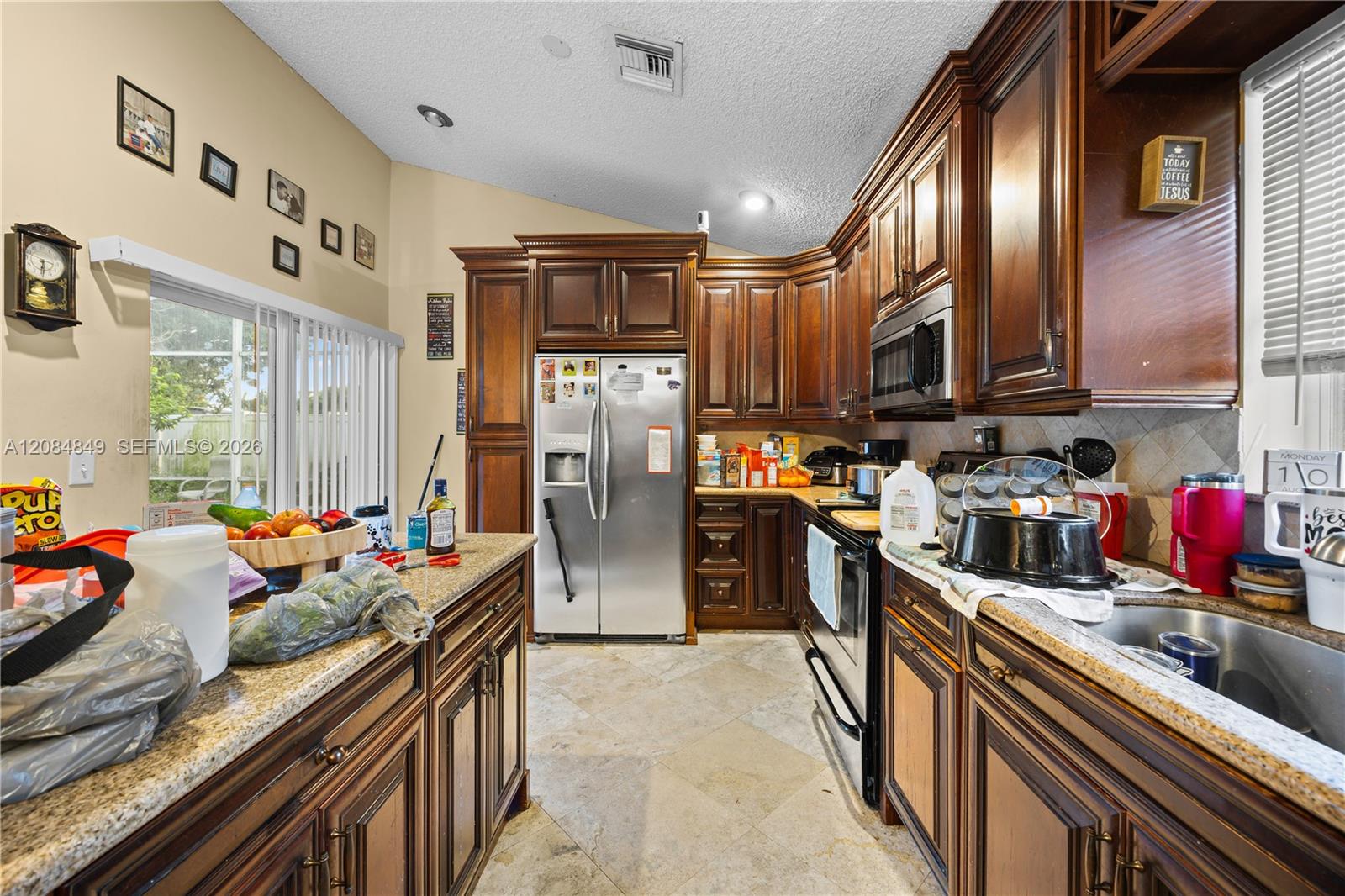 1065 W Fairfax Cir W — Photo 3