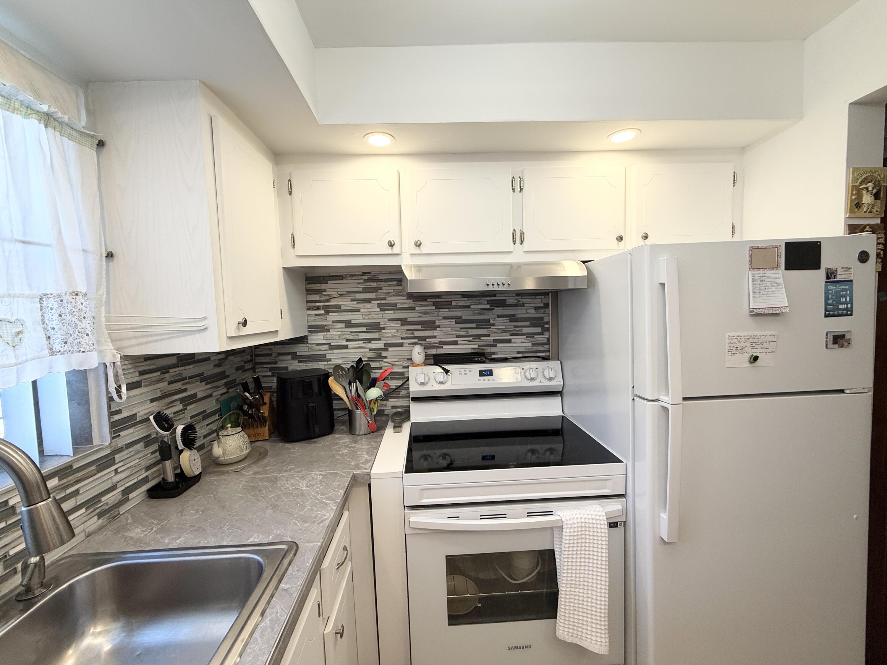 228 Canterbury J, West Palm Beach FL 33417