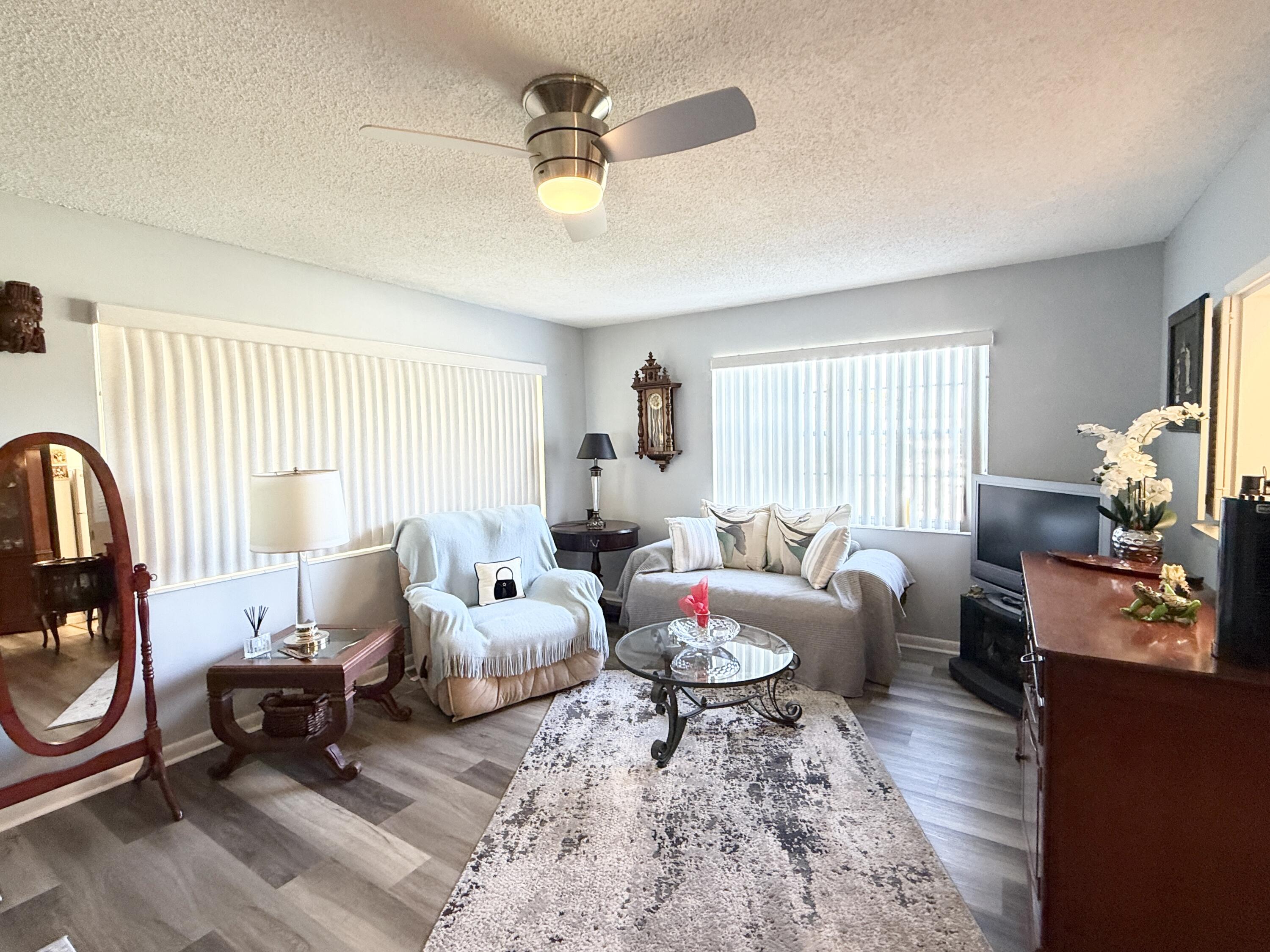 228 Canterbury J — Photo 4