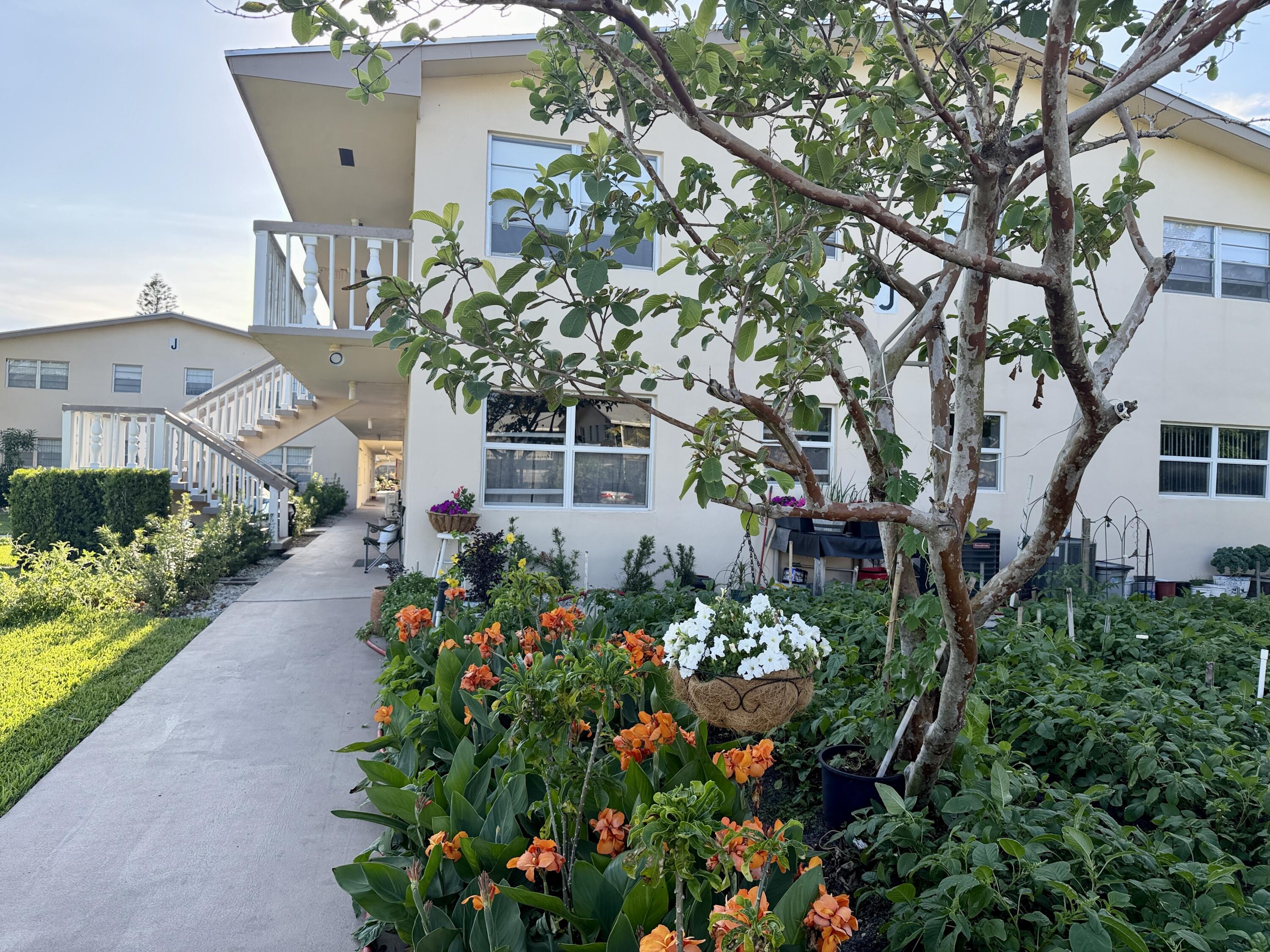 228 Canterbury J — Photo 2