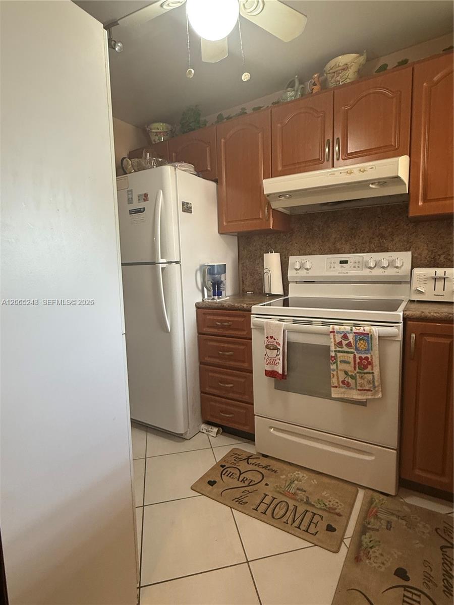 9001 Sunrise Lakes Blvd # 201 — Photo 2