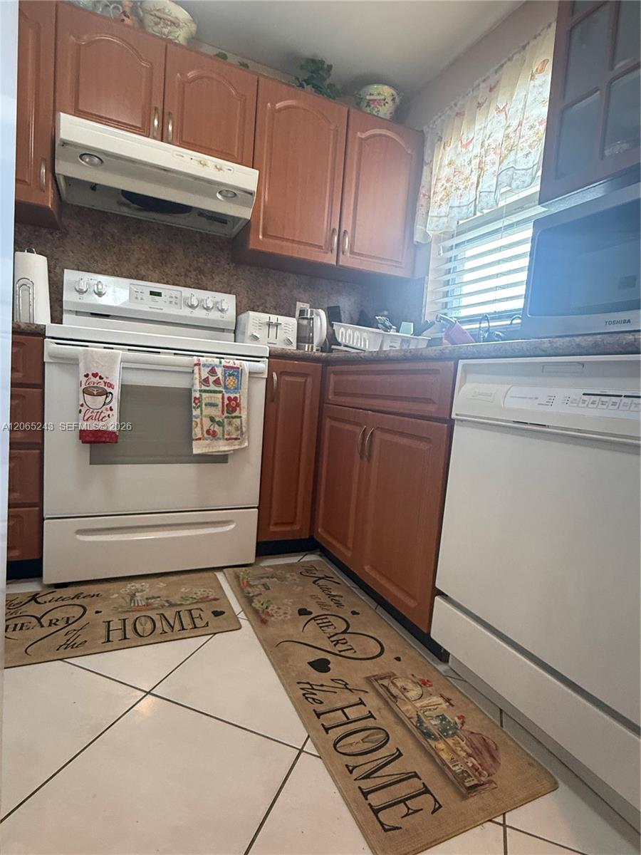 9001 Sunrise Lakes Blvd # 201 — Photo 3