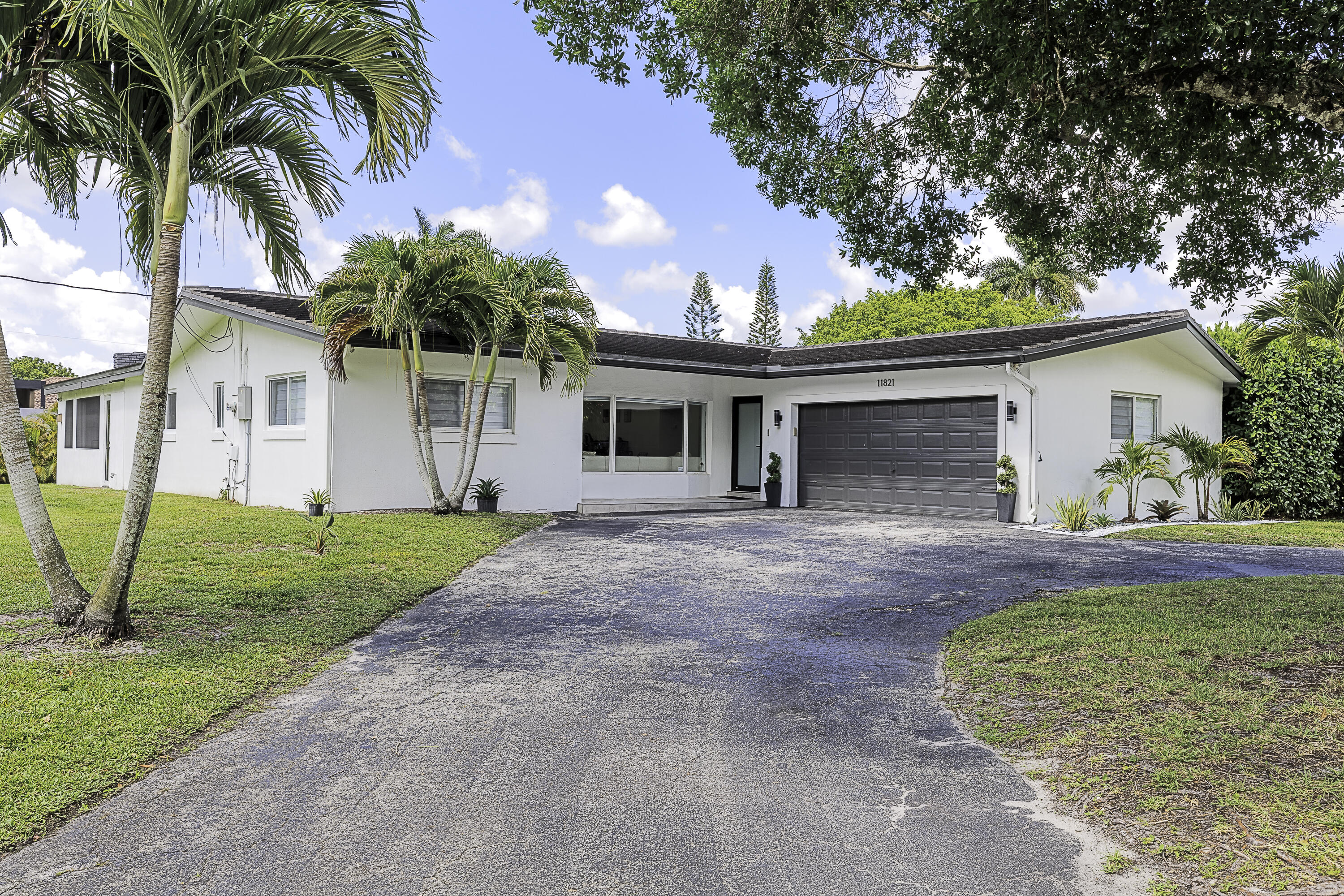 11821 NW 6th Court, Plantation FL 33325