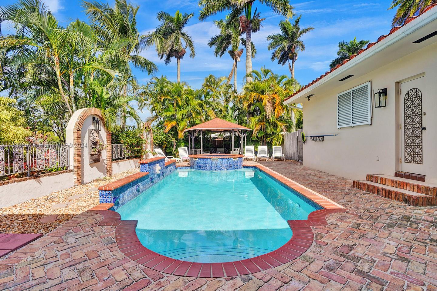 1049 N Southlake Dr, Hollywood FL 33019