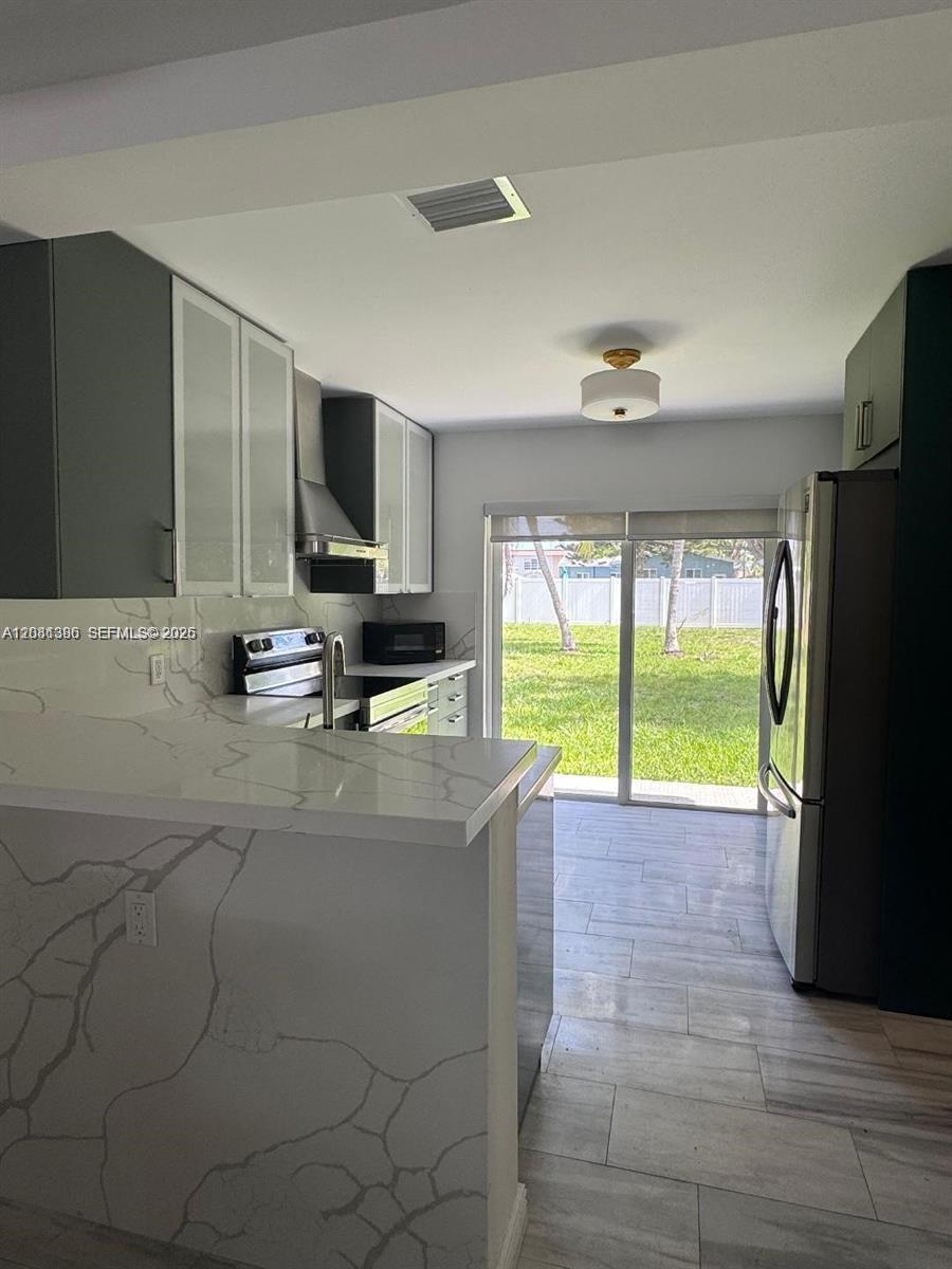 2710 Grant St — Photo 5