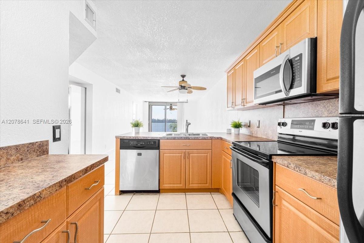 110 Lake Emerald Dr # 403 — Photo 5