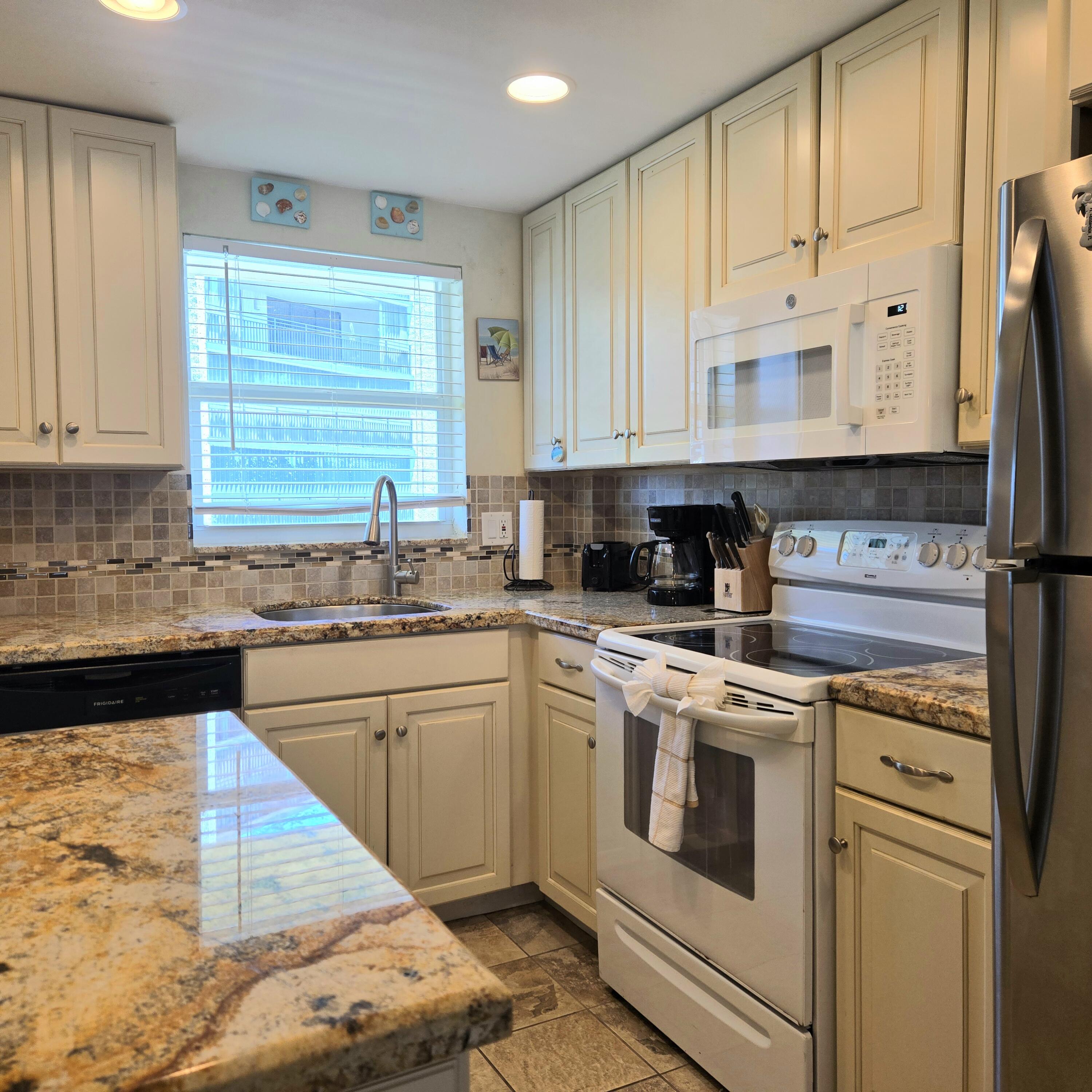 1161 Hillsboro Mile # 506 — Photo 4