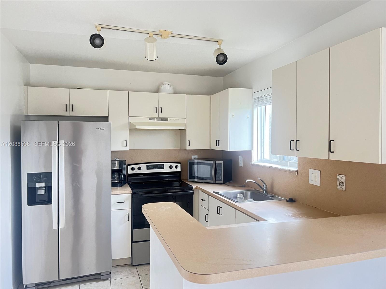 3390 NE 9th St # 201 — Photo 2