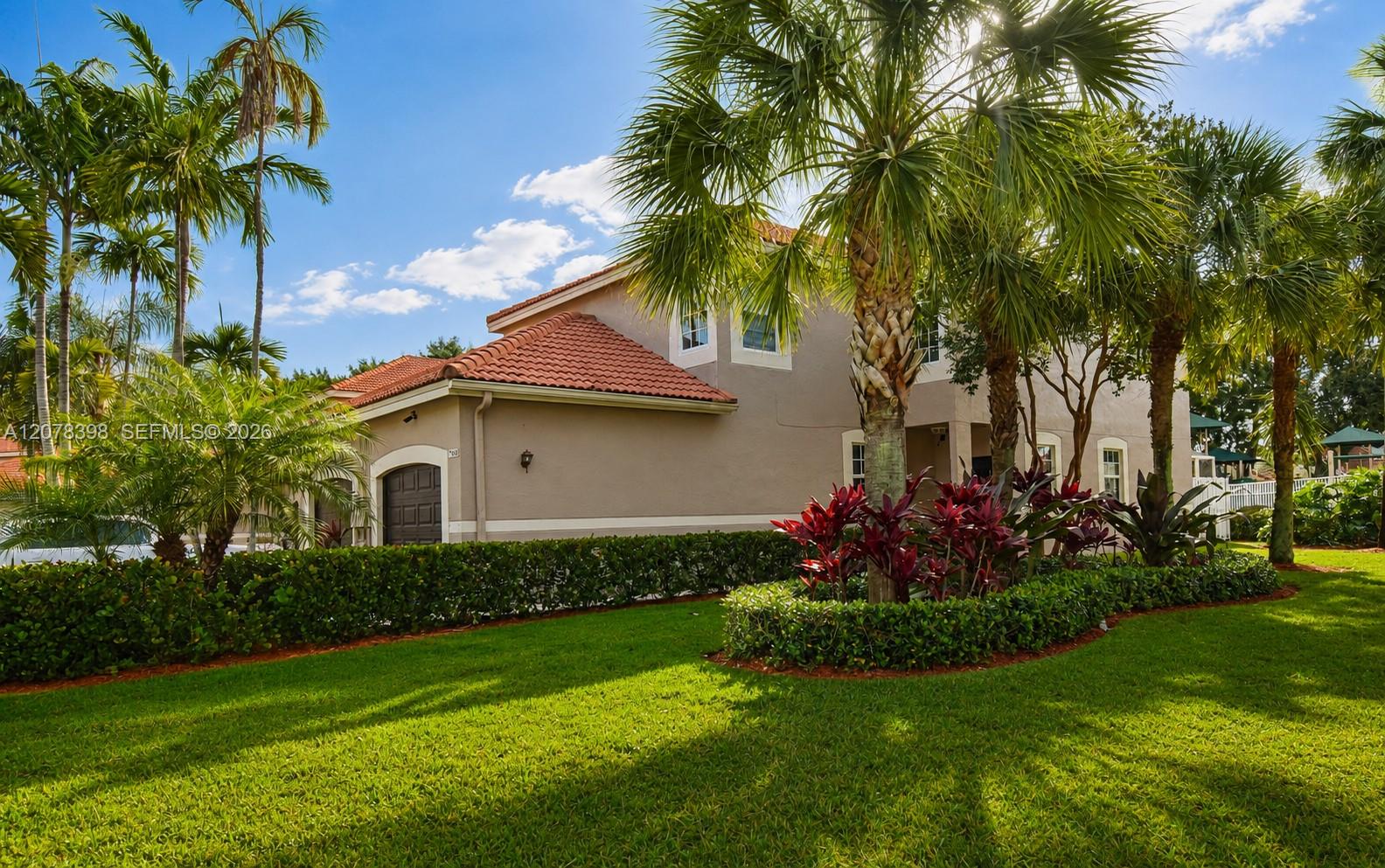 700 Sorrento Dr — Photo 4