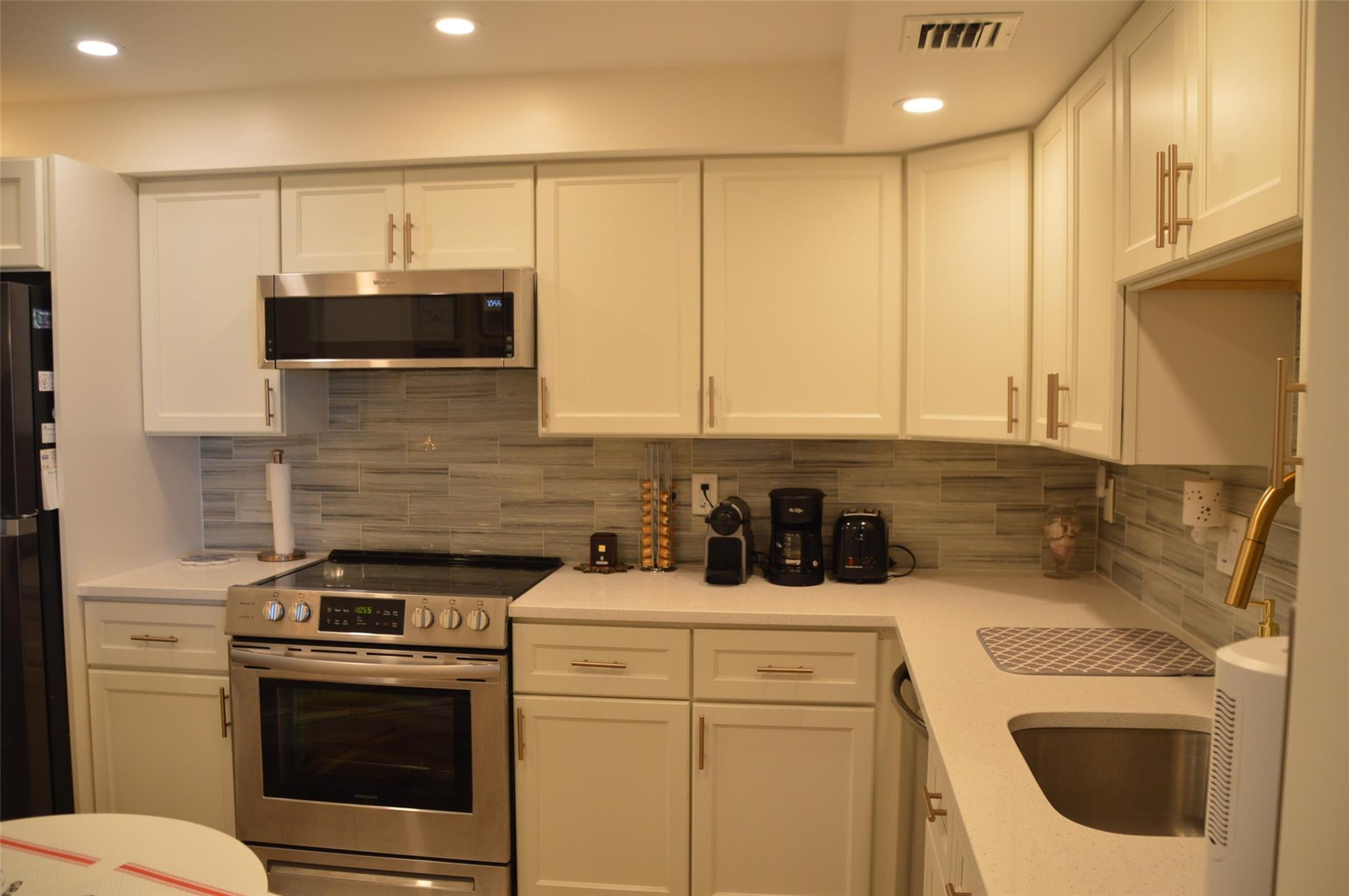 3090 N COURSE Drive # 805 — Photo 2