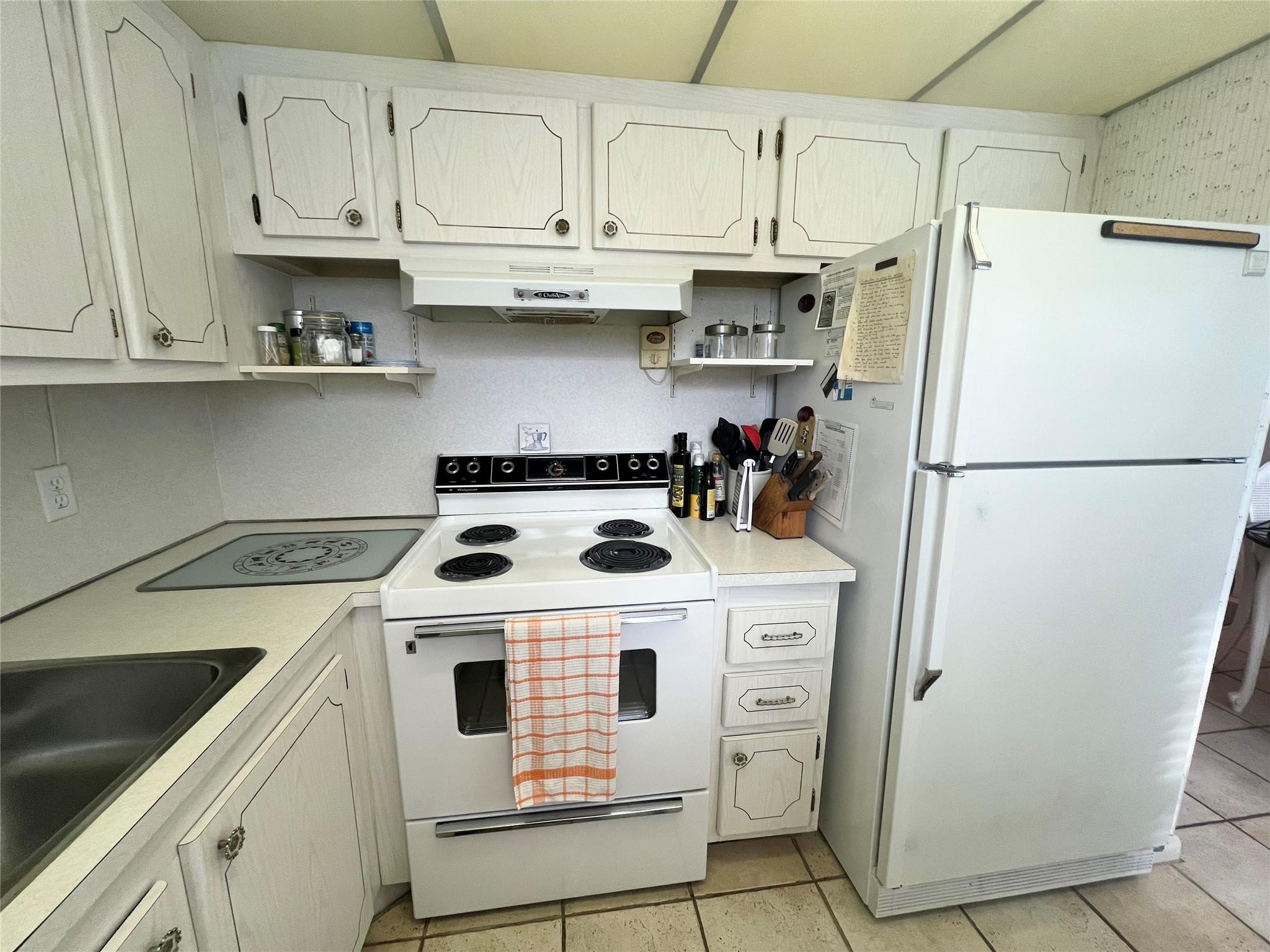 244 Farnham K # 244 — Photo 3