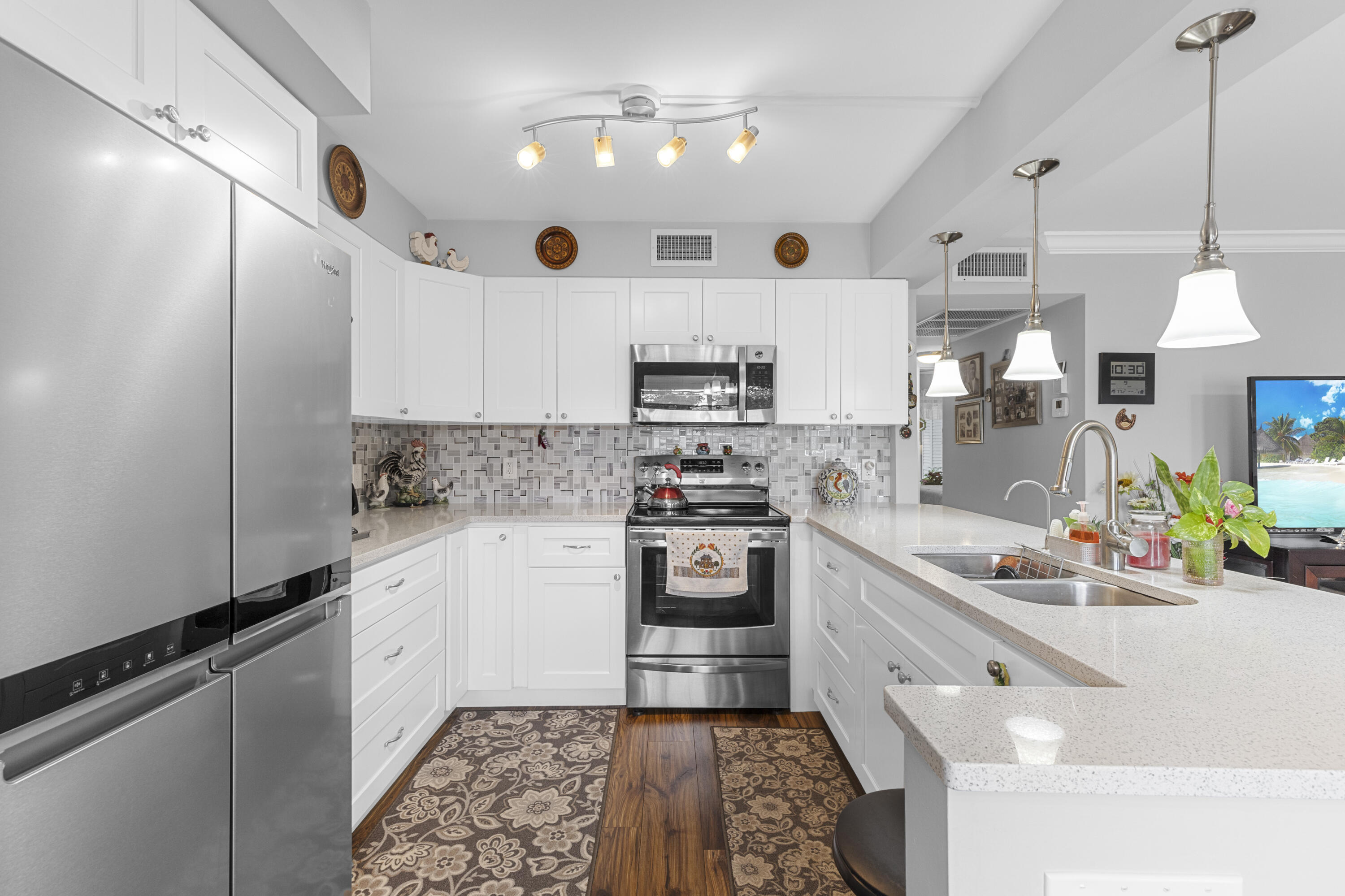 2041 Lyndhurst J — Photo 3