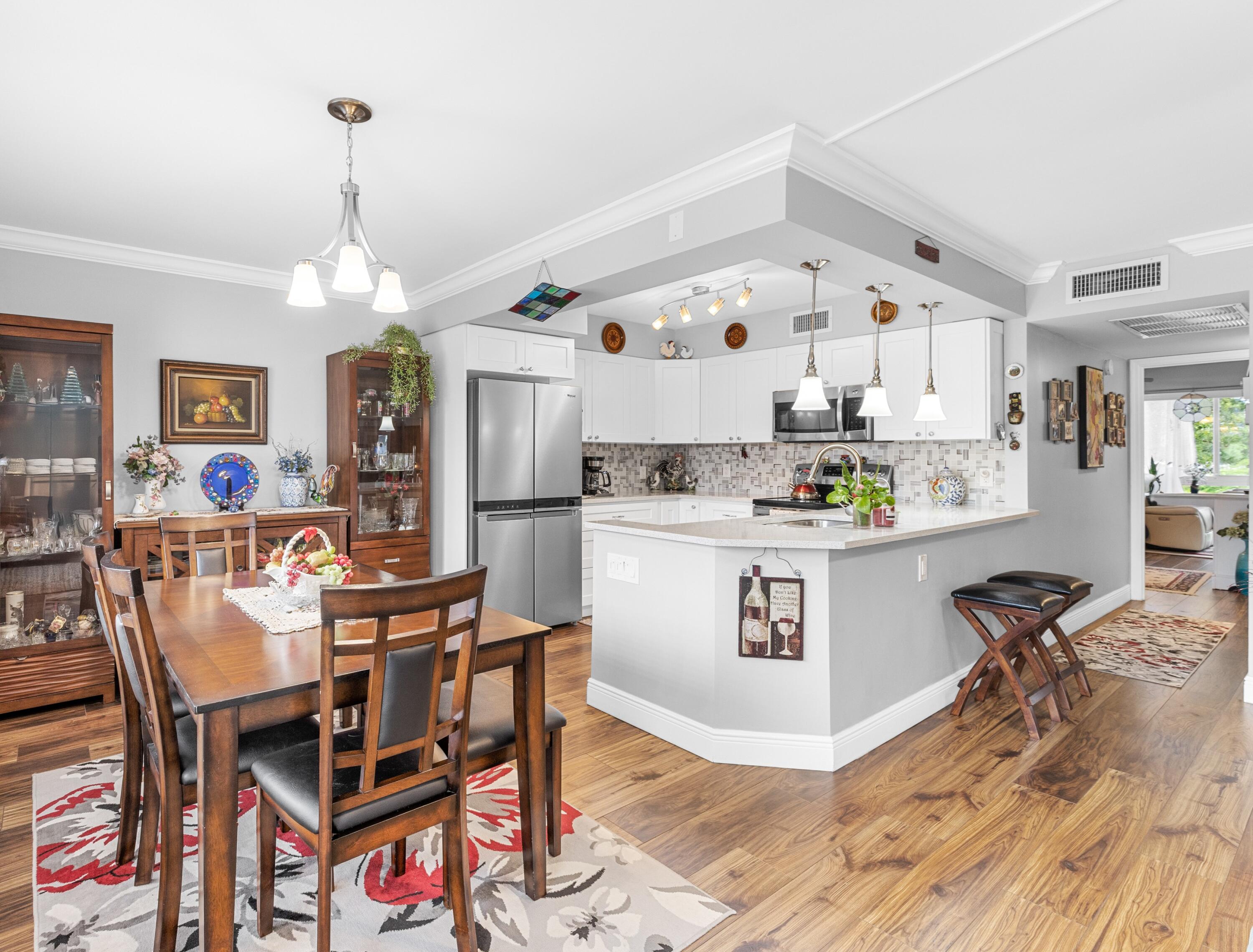 2041 Lyndhurst J — Photo 2