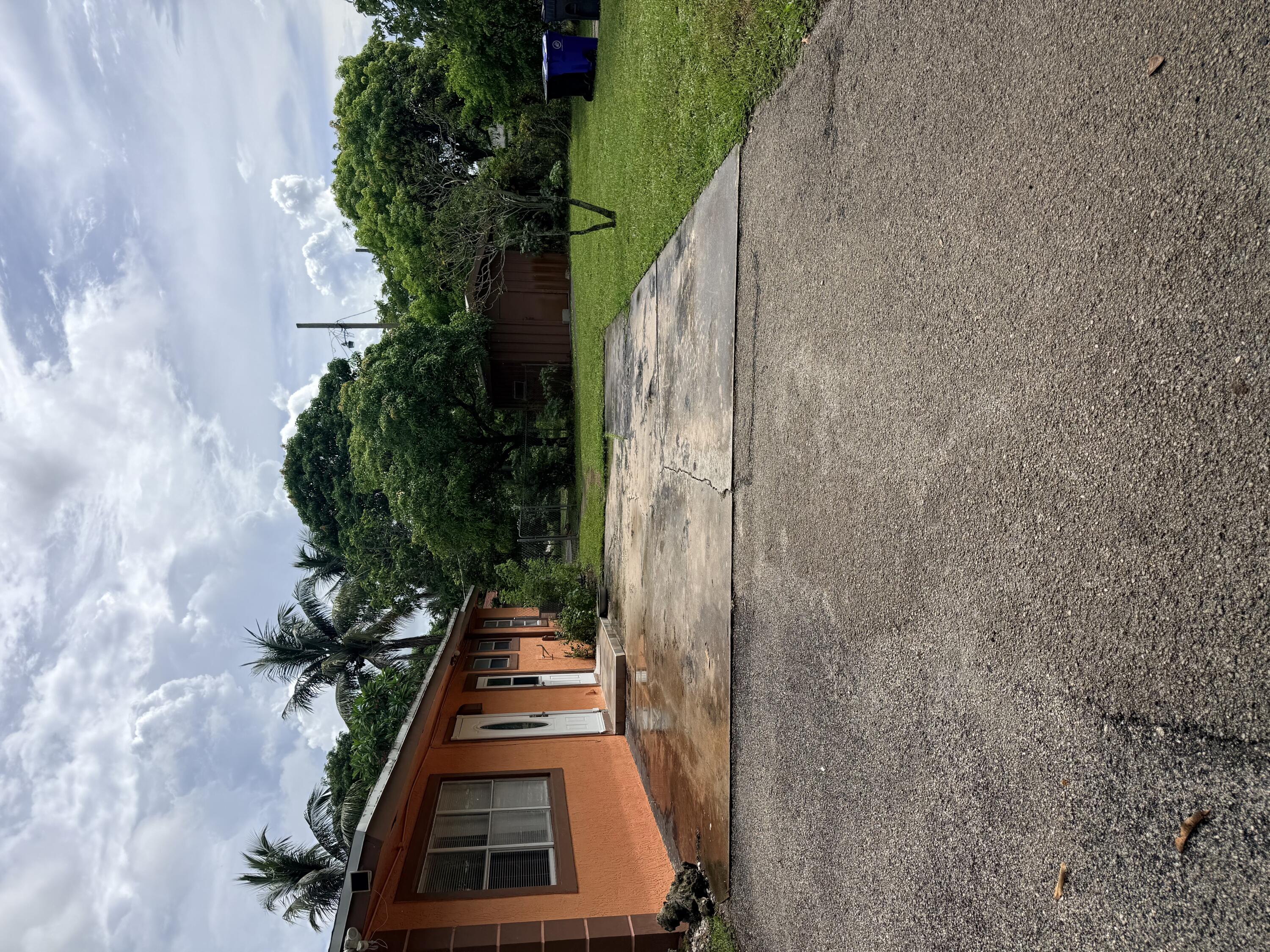 1643 NW 11TH Avenue — Photo 2