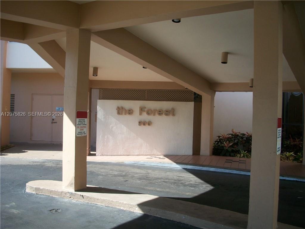 900 St Charles Pl, Pembroke Pines FL 33026