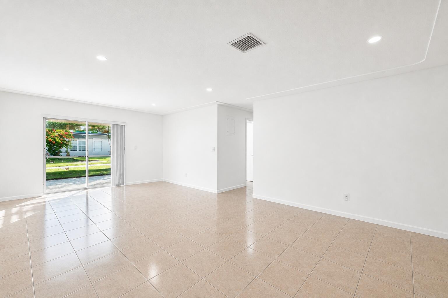 330 W 22ND Court — Photo 3