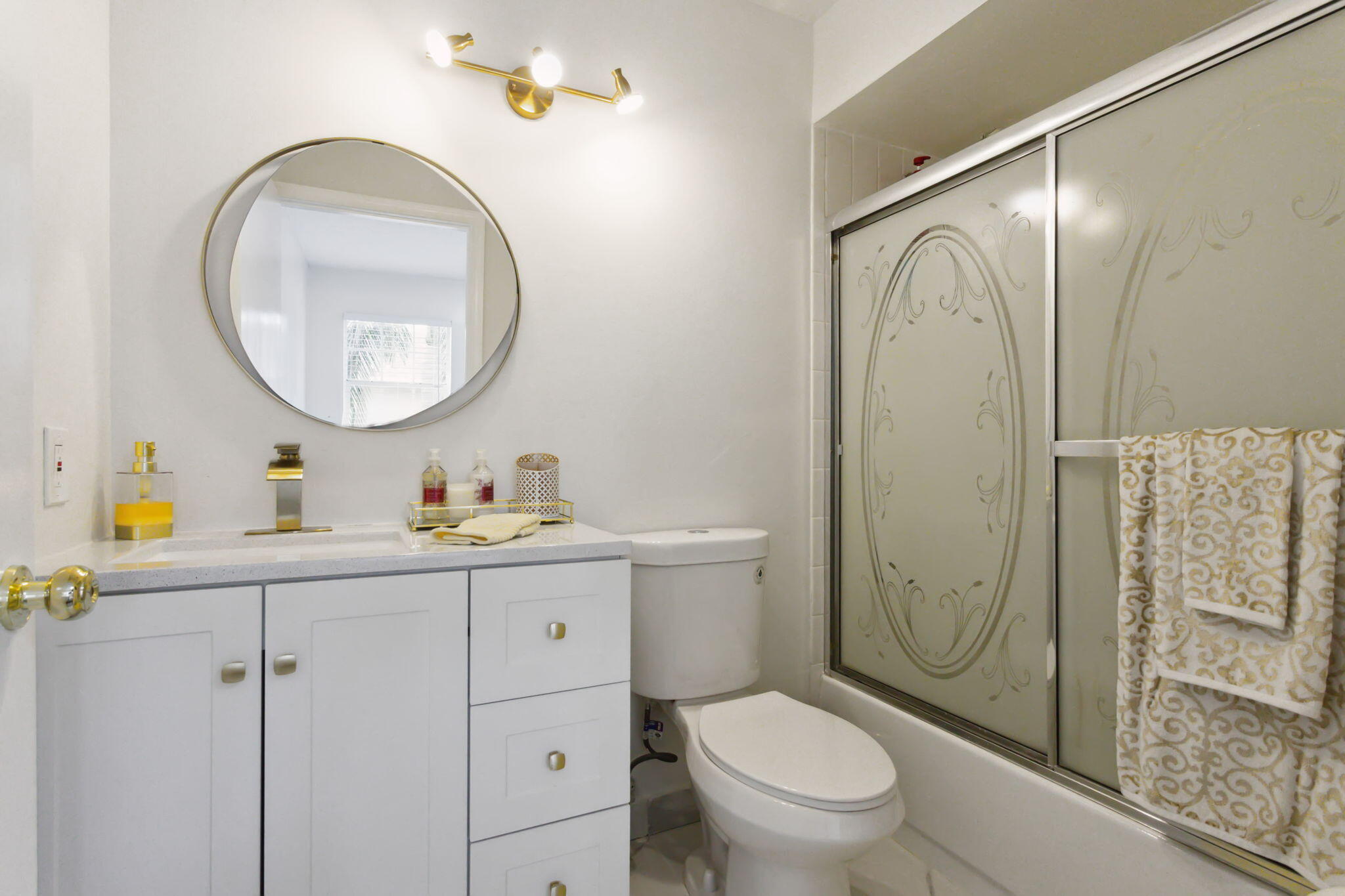 368 WATERSIDE Drive — Photo 2