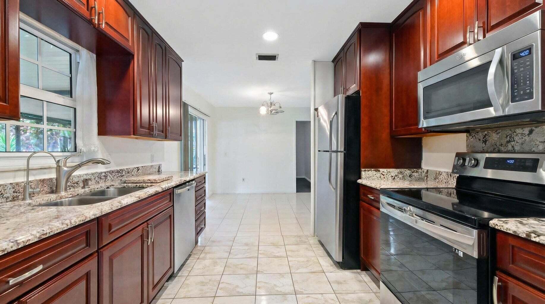 428 ALEMEDA Drive — Photo 3