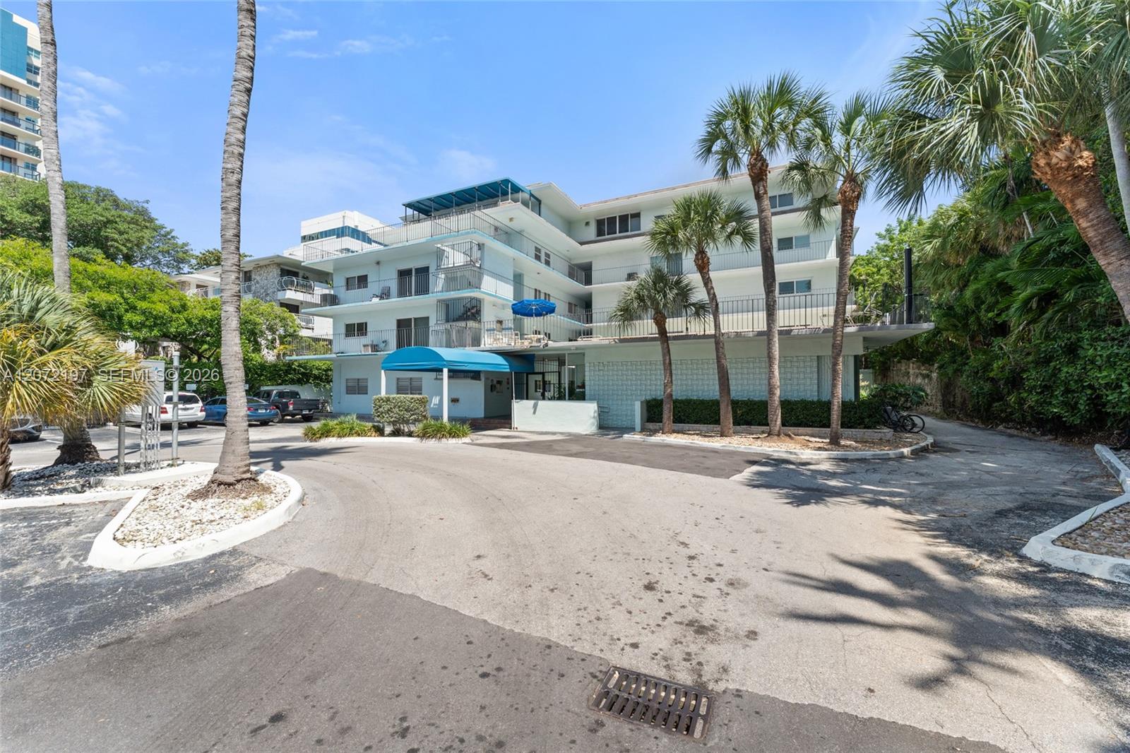 2539 S Bayshore Dr — Photo 2