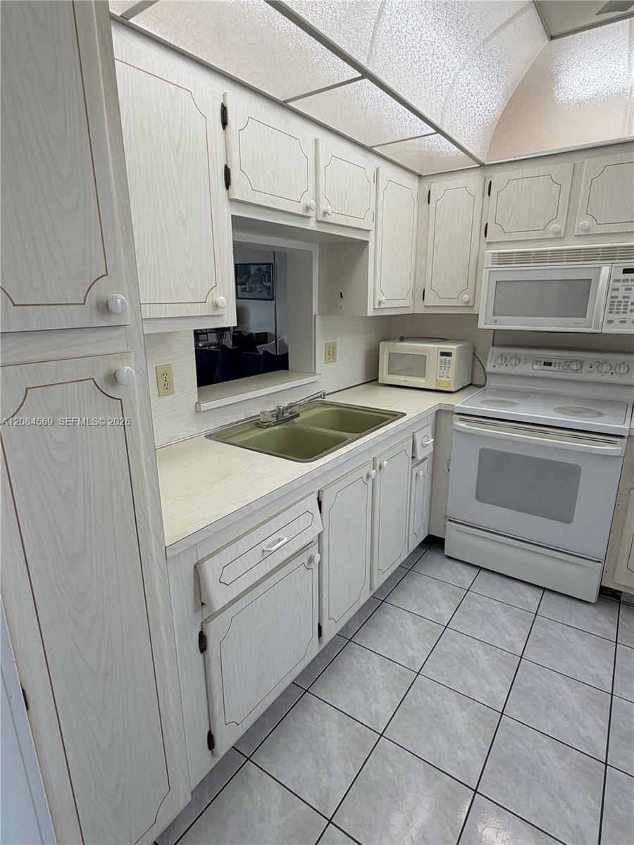 319 NE 14th Ave # 505 — Photo 3