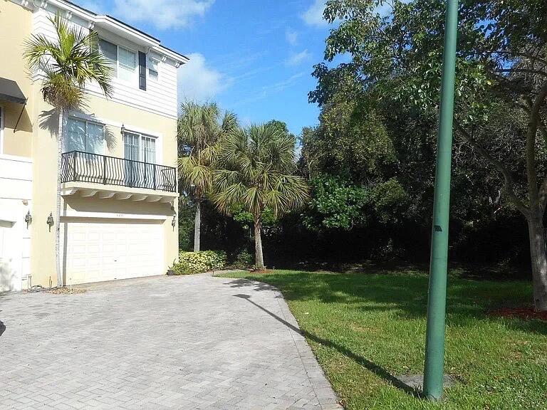 520 NW 39TH Circle — Photo 2