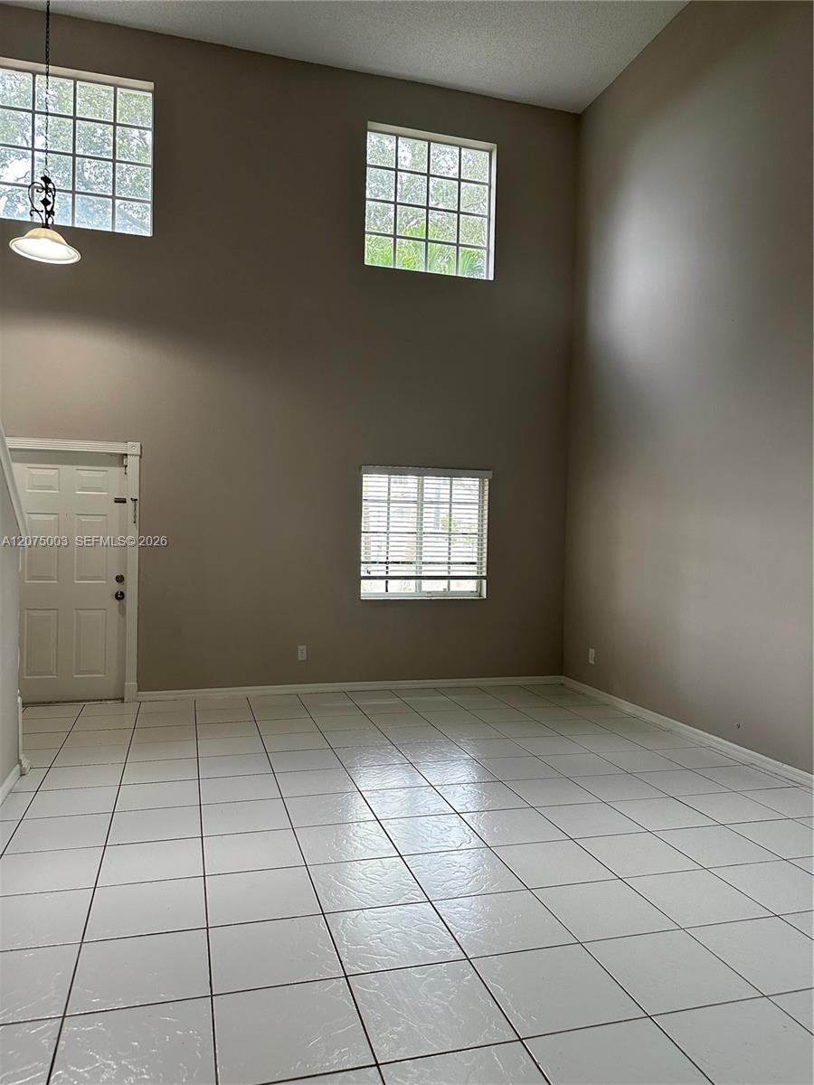 2403 SW 106th Ave — Photo 4