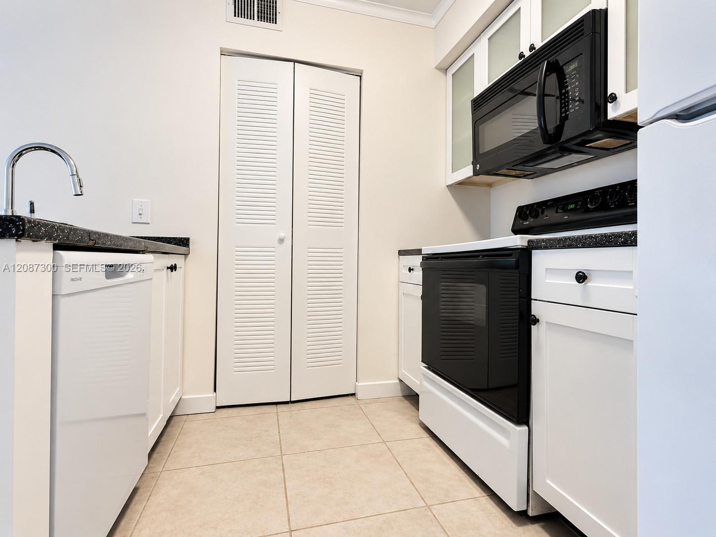 550 S Park Rd # 8 — Photo 2