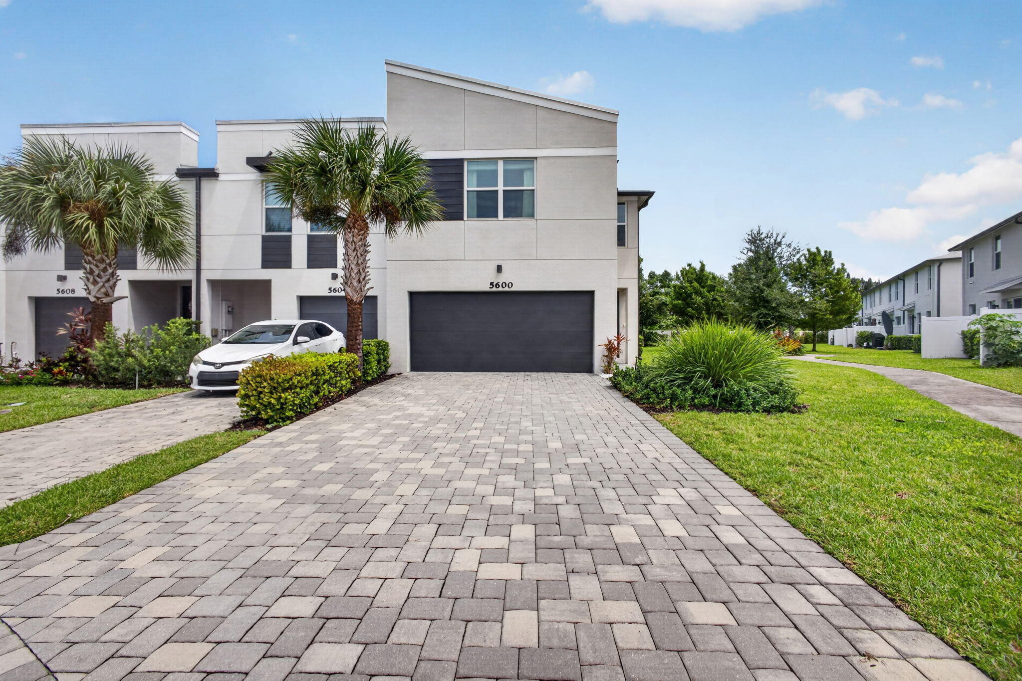 5600 Mentmore Drive — Photo 3