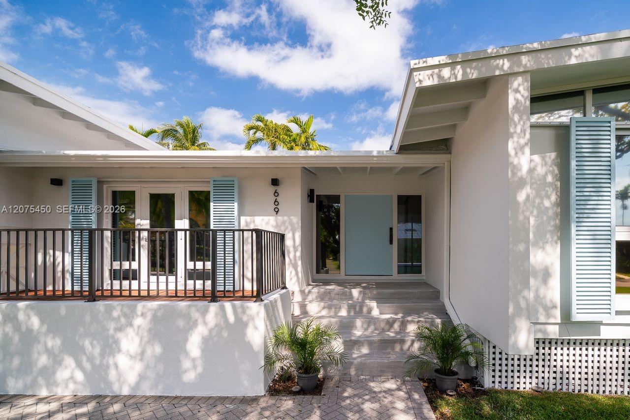 669 S Mashta Dr, Key Biscayne FL 33149