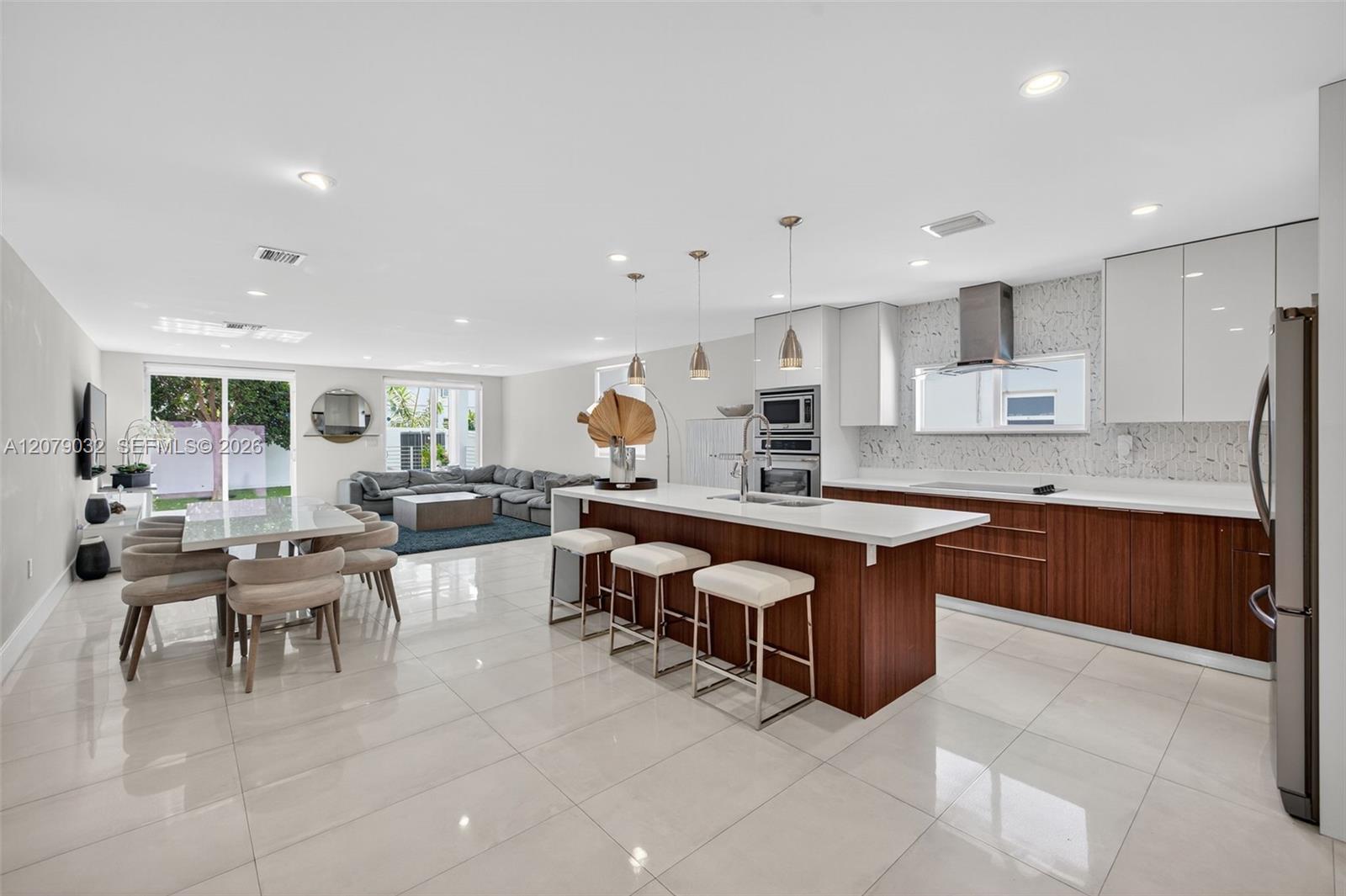 904 NE 15th Ave — Photo 4