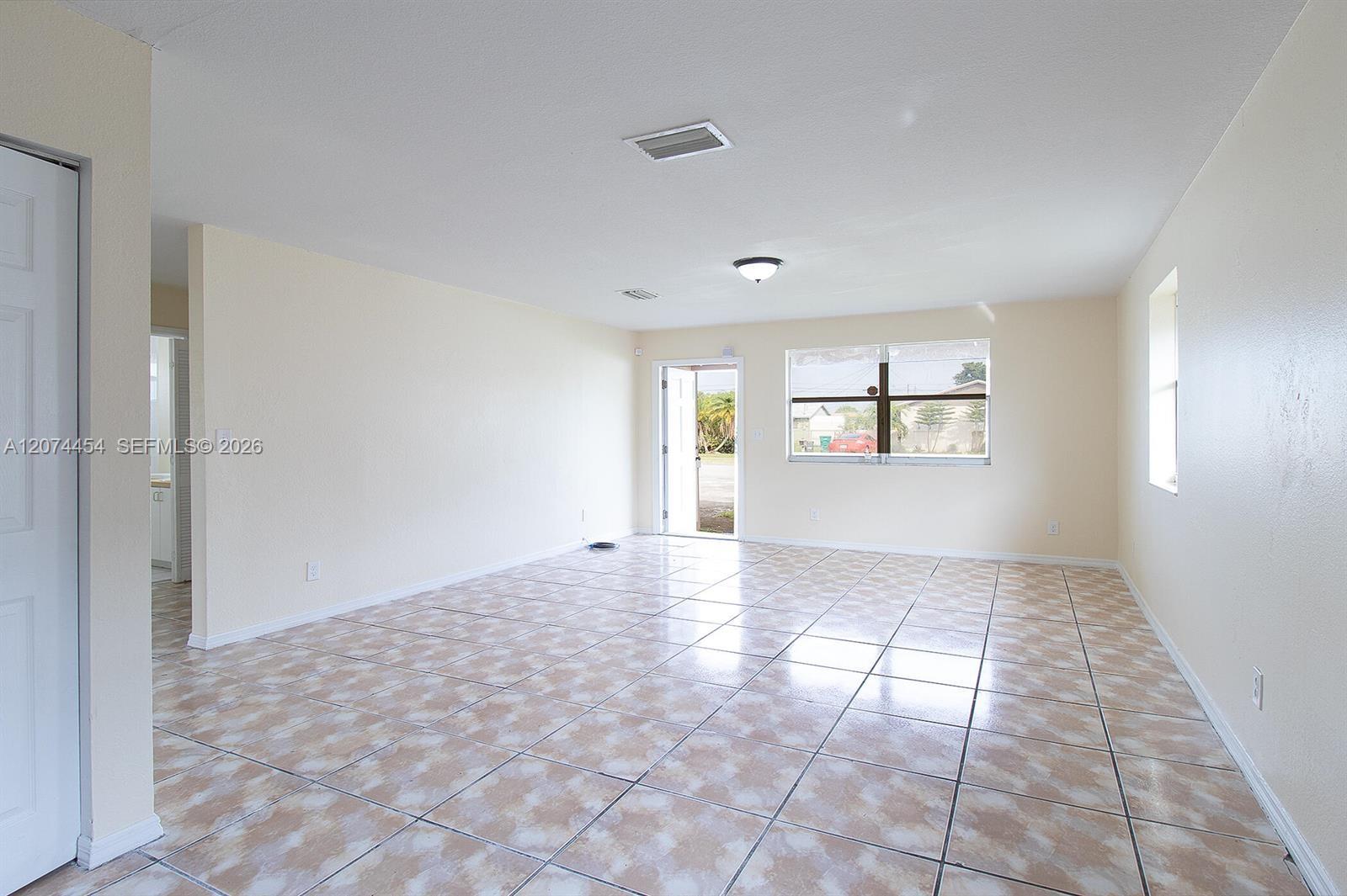 455 NW 14th St — Photo 3
