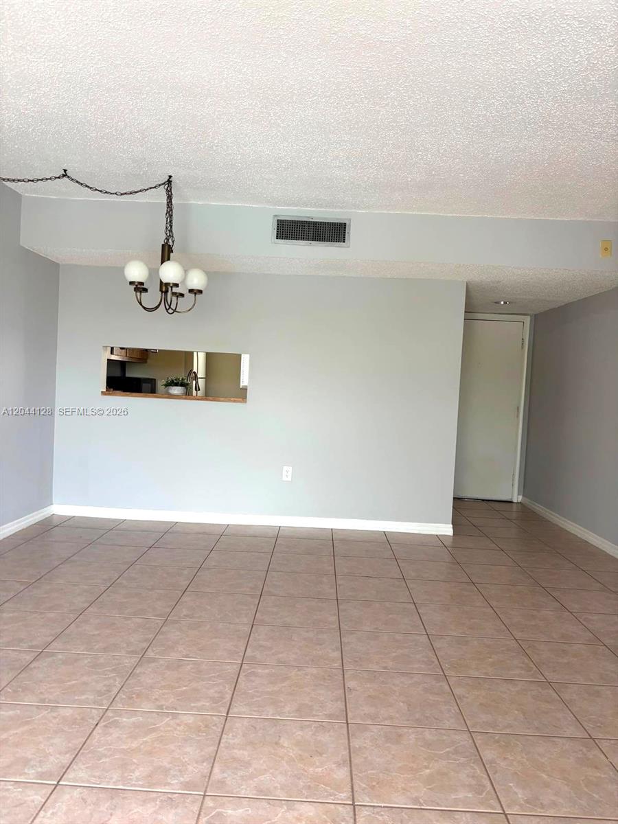 8025 SW 107th Ave # 313 — Photo 2