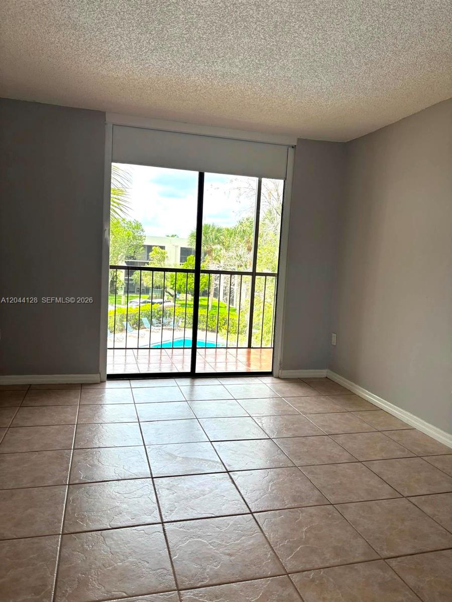 8025 SW 107th Ave # 313 — Photo 3